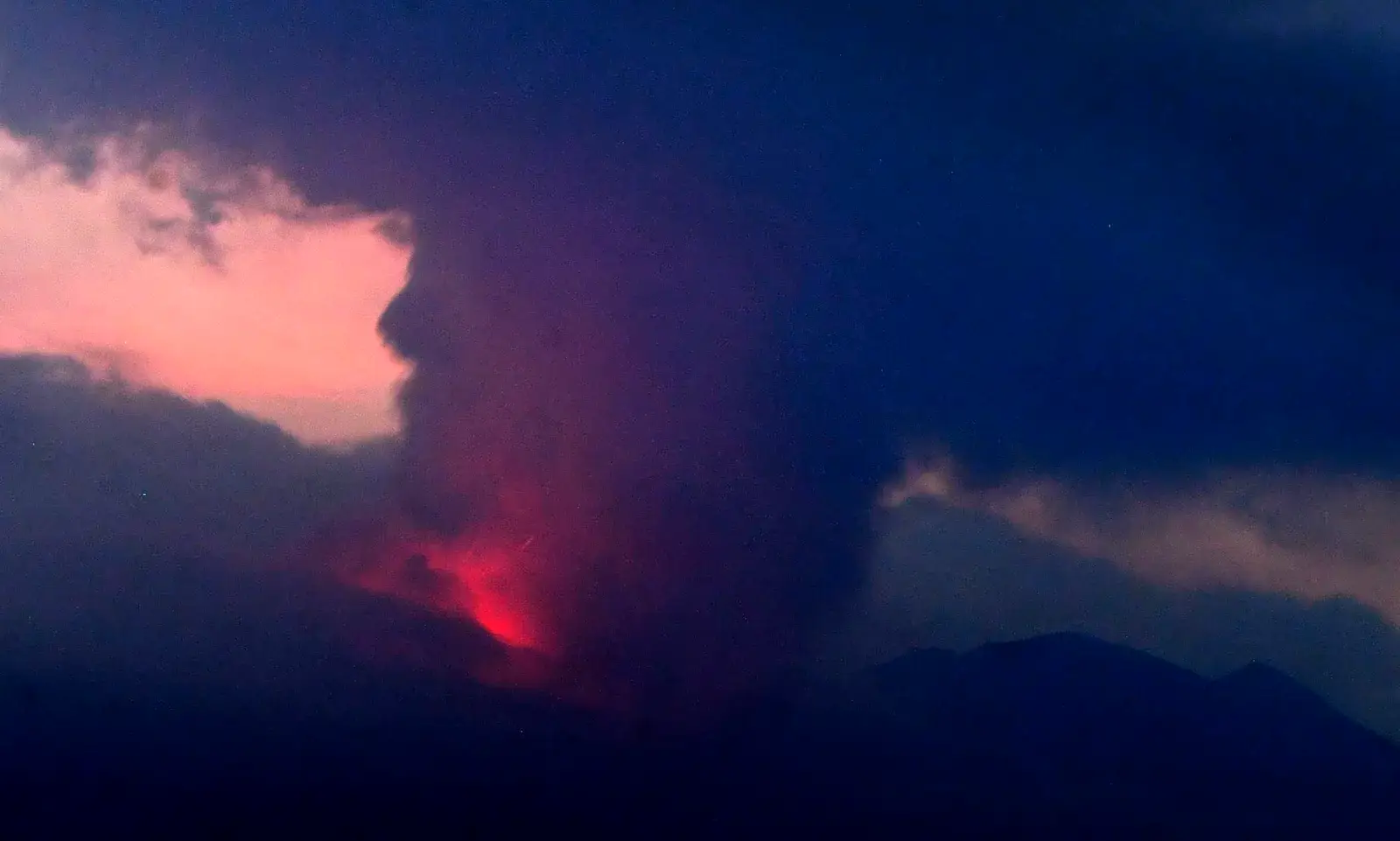 Vulcão em erupção obriga à evacuação de duas localidades a sul do Japão