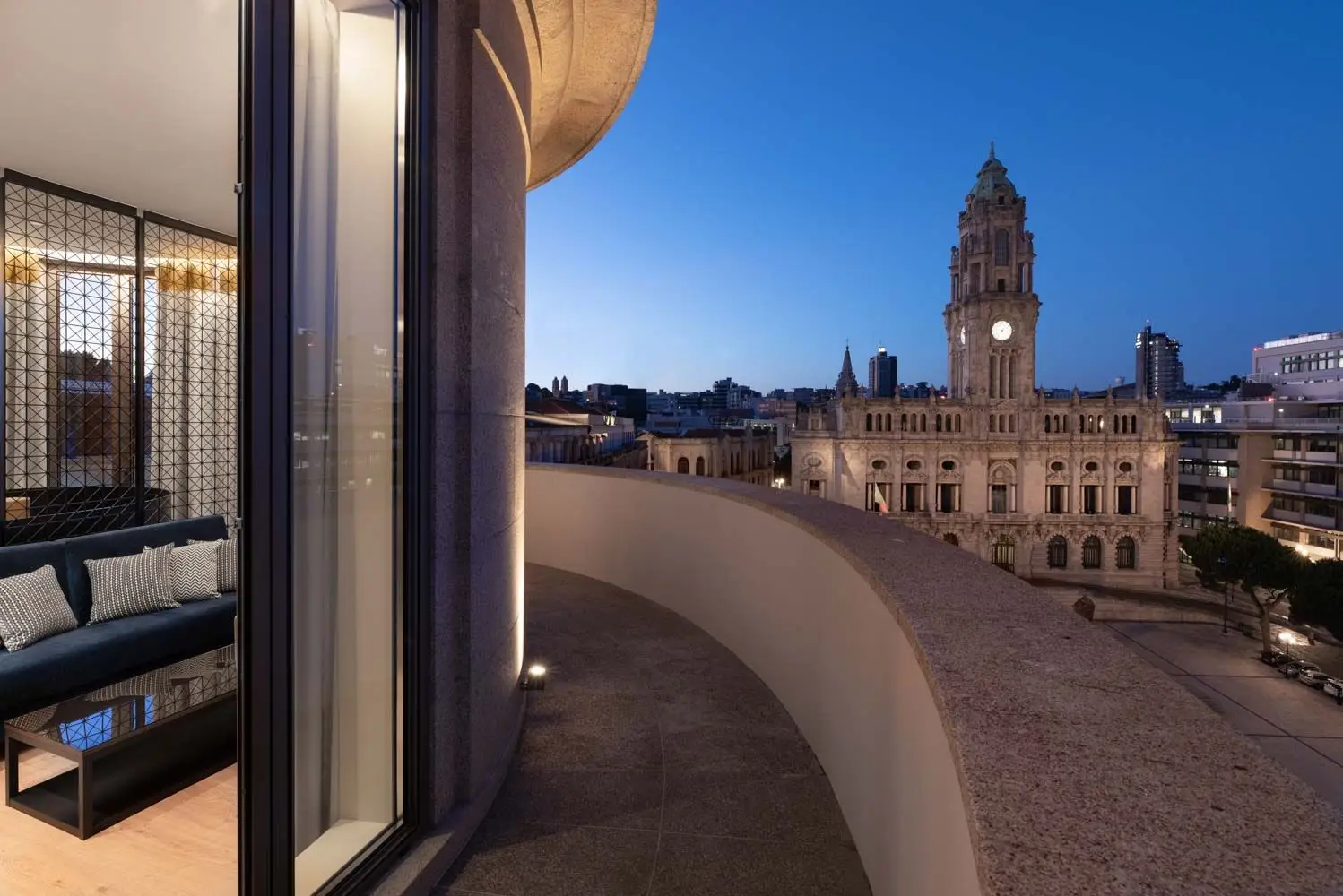 Conheça a suíte presidencial que convida a admirar toda a beleza do Porto