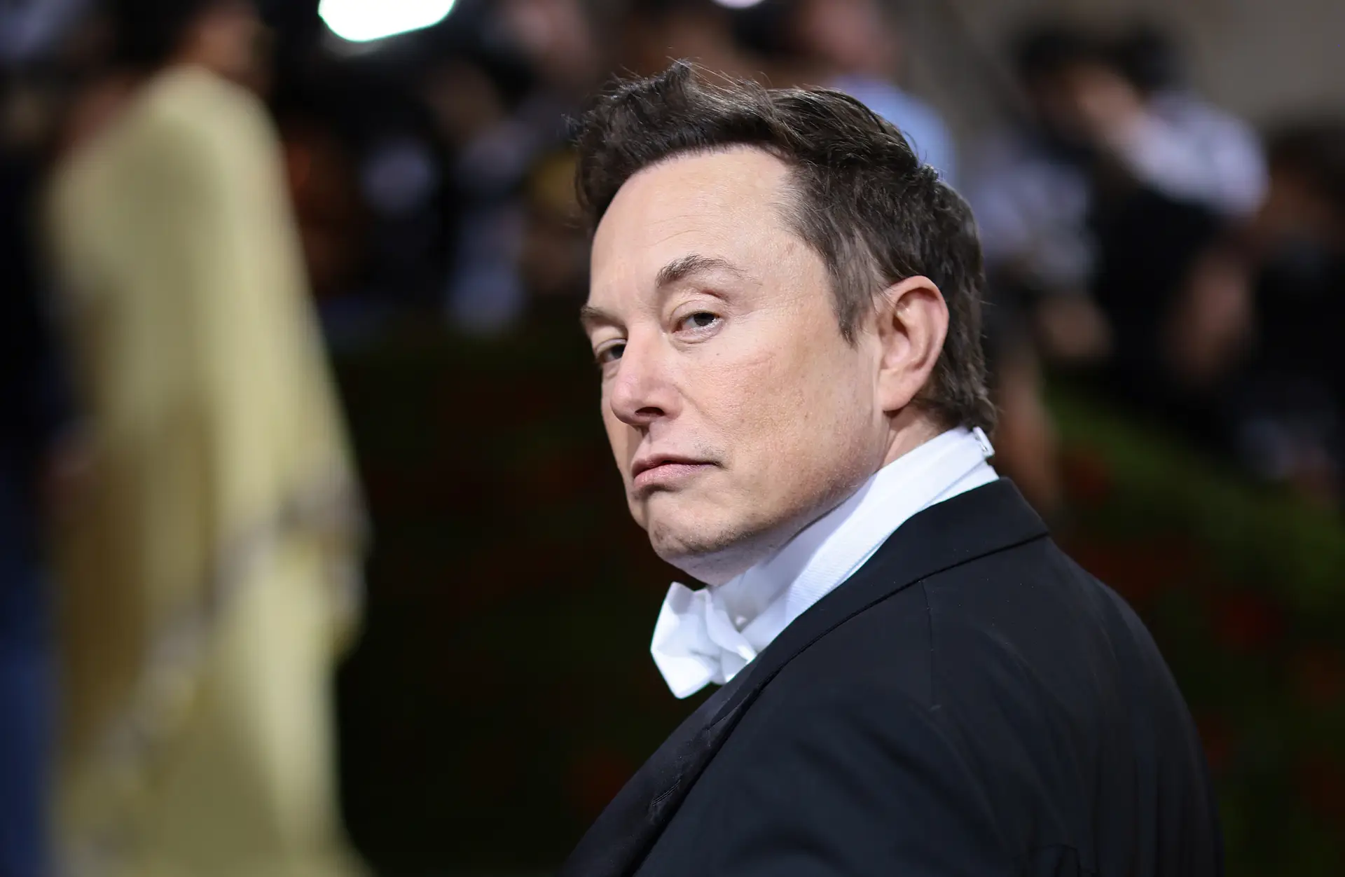 Elon Musk entra na sede do Twitter com uma pia debaixo do braço