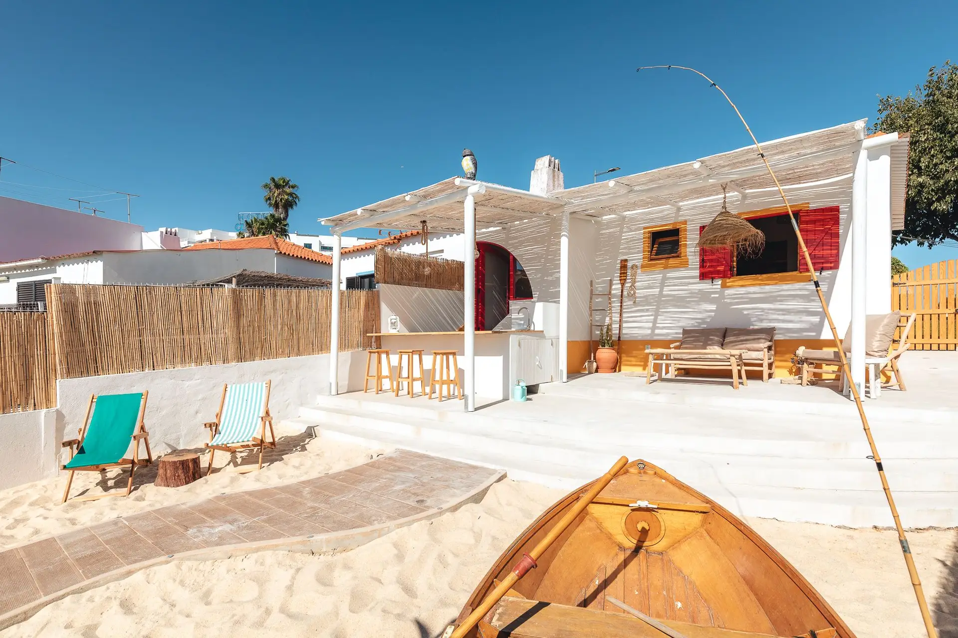 Este novo alojamento em Albufeira tem móveis e paredes que falam