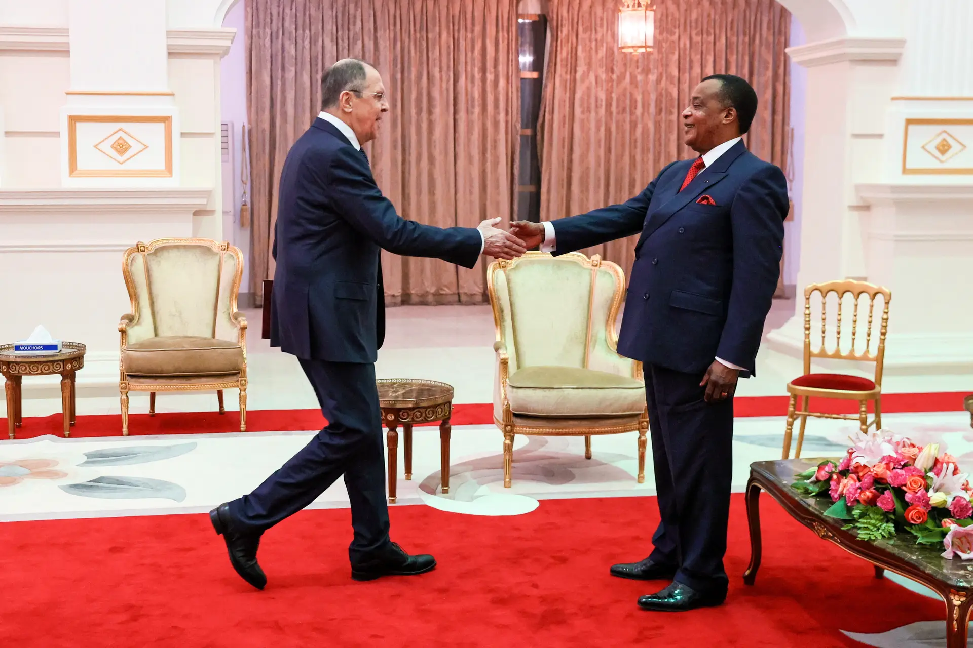 Um sorriso e leveza pouco habituais ao MNE russo, Sergei Lavrov (esq), no encontro com o seu homólogo congolês Jean-Claude Gakosso