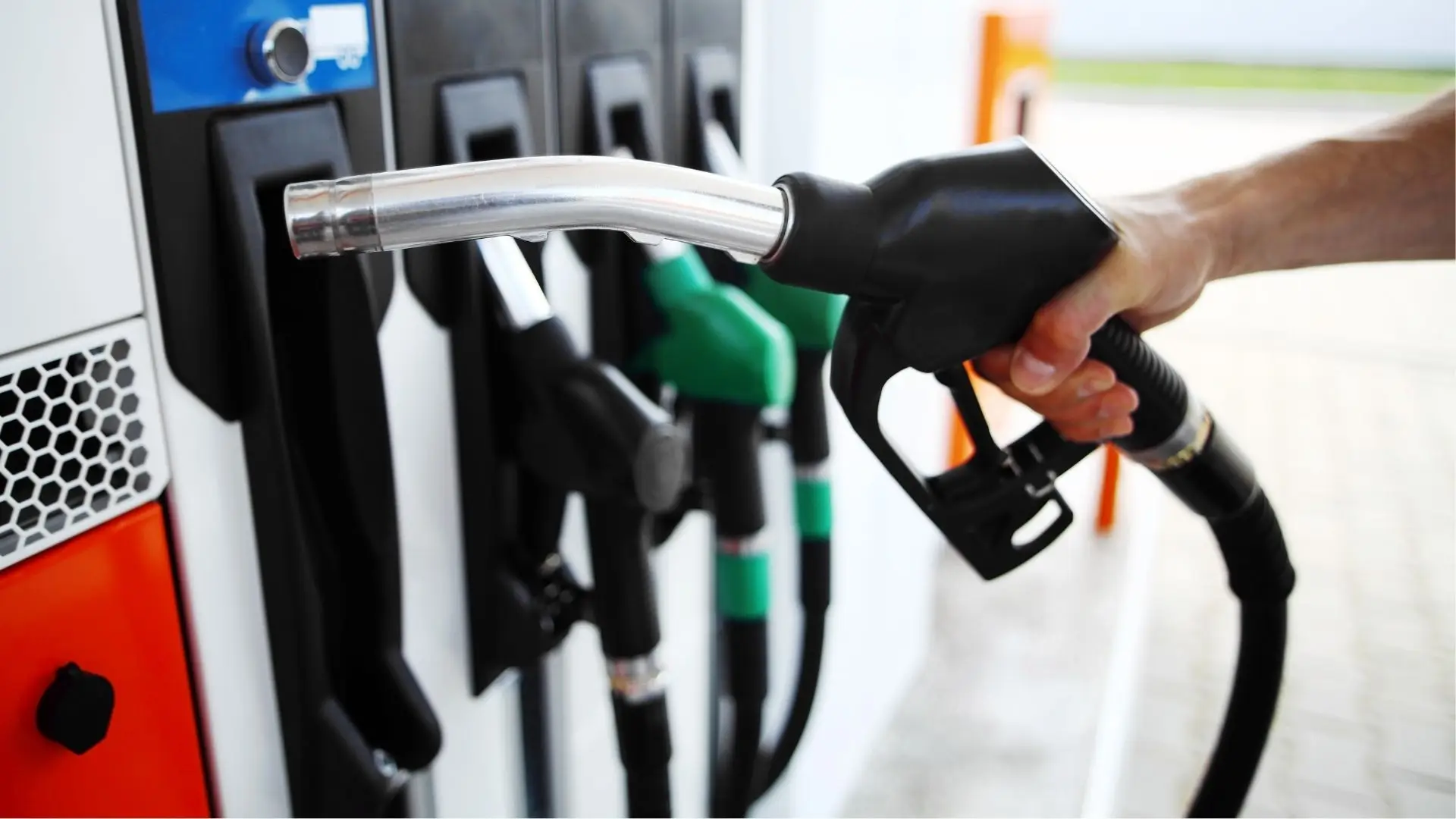 Preços da gasolina e do gasóleo devem baixar ligeiramente na próxima semana