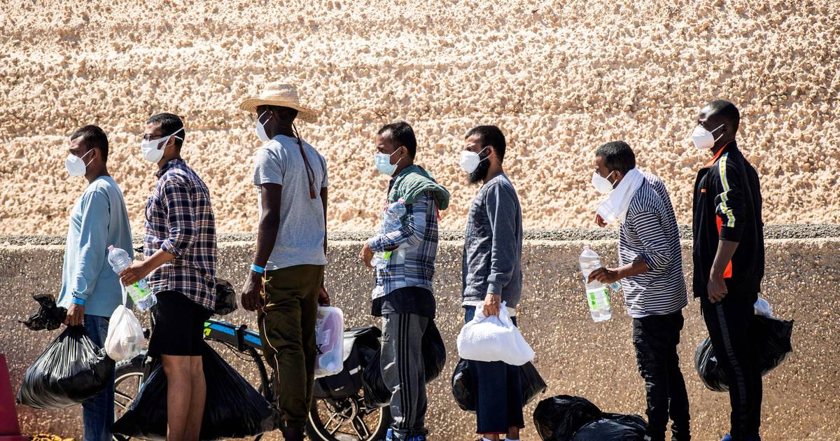 Mais de 700 migrantes chegaram à ilha italiana de Lampedusa nas últimas horas