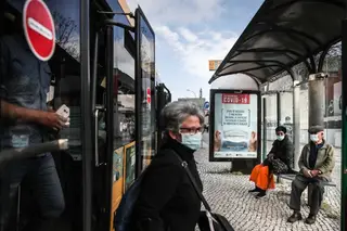 Governo anuncia fim da obrigatoriedade do uso de máscara nos transportes públicos, aviões e farmácias