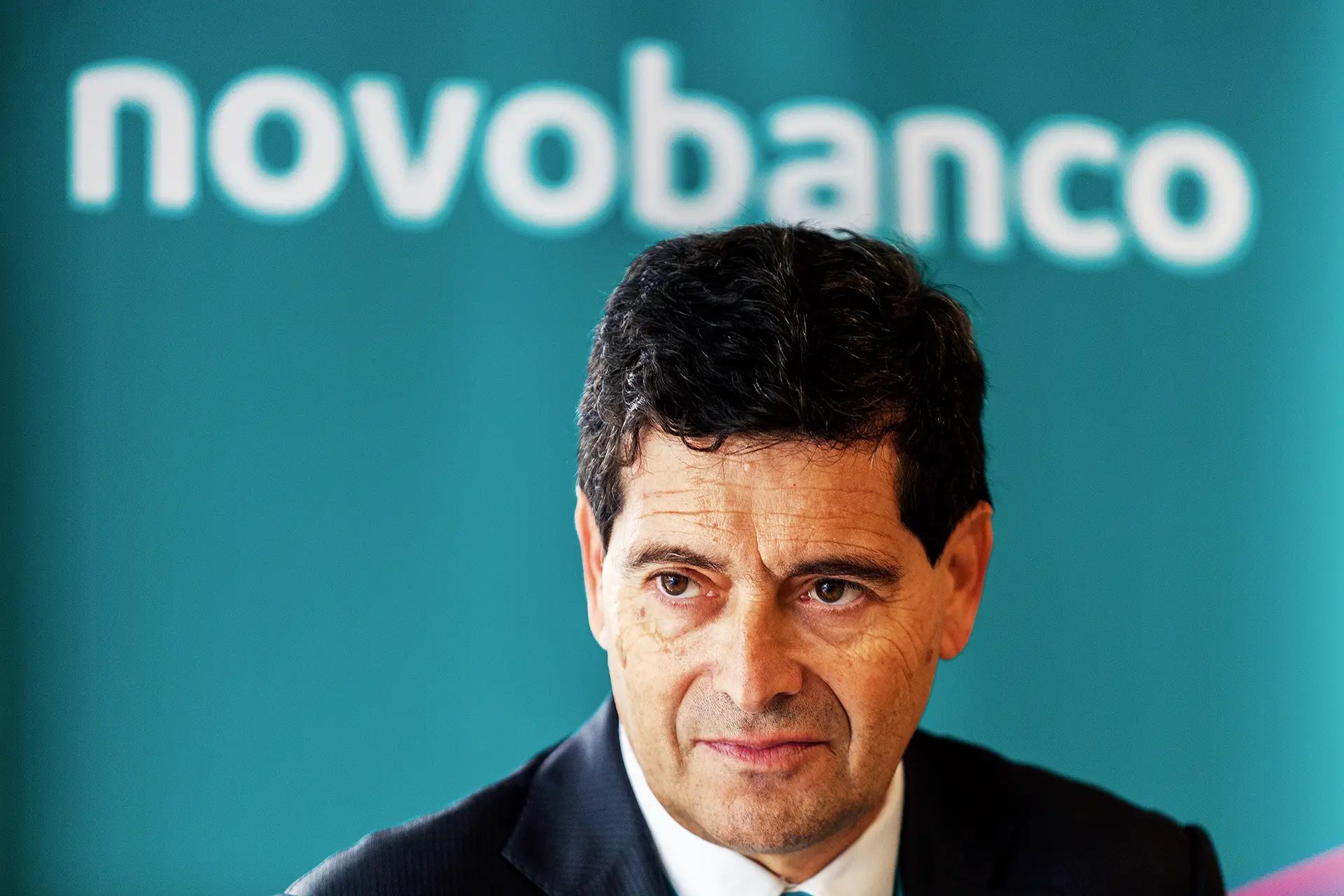 Ramalho entrou em 2016 quando o banco tinha uma missão: ser vendido. A alienação aconteceu em 2017. A Lone Star entrou, mas a ideia de uma nova venda nunca o abandonou, e o banco foi sempre precisando de ajudas do Estado. Deixa o banco em 2022, a Lone Star ali continua e a ideia de uma nova venda permanece; e as tentativas de receber ajudas do Estado também