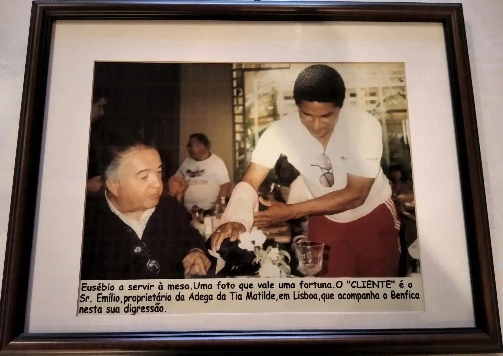 Eusébio a servir o amigo Emílio Andrade