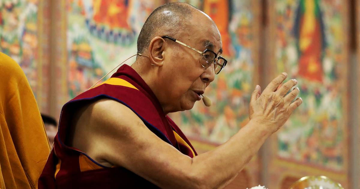 Dalai Lama diz que aspiração do seu povo pela liberdade não pode ser adiada indefinidamente e avança que sucessor nascerá num "mundo livre"