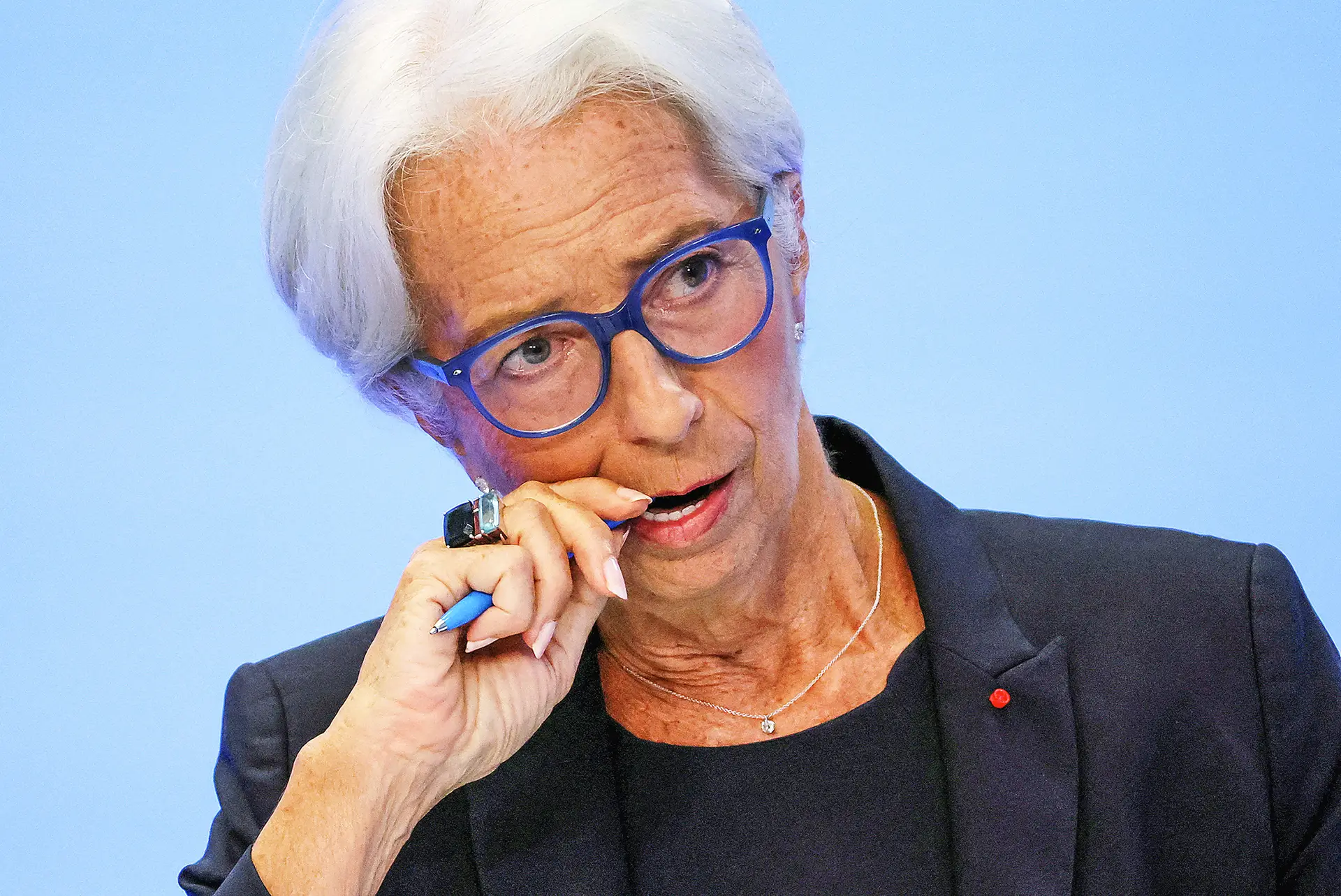 Lagarde garante que o BCE não minimiza as tensões financeiras. Mas confia na solidez da banca da zona euro