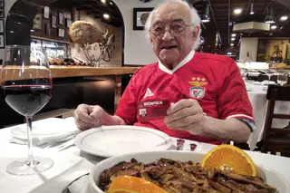 Emílio Andrade a mostrar cartão de sócio do Sport Lisboa e Benfica