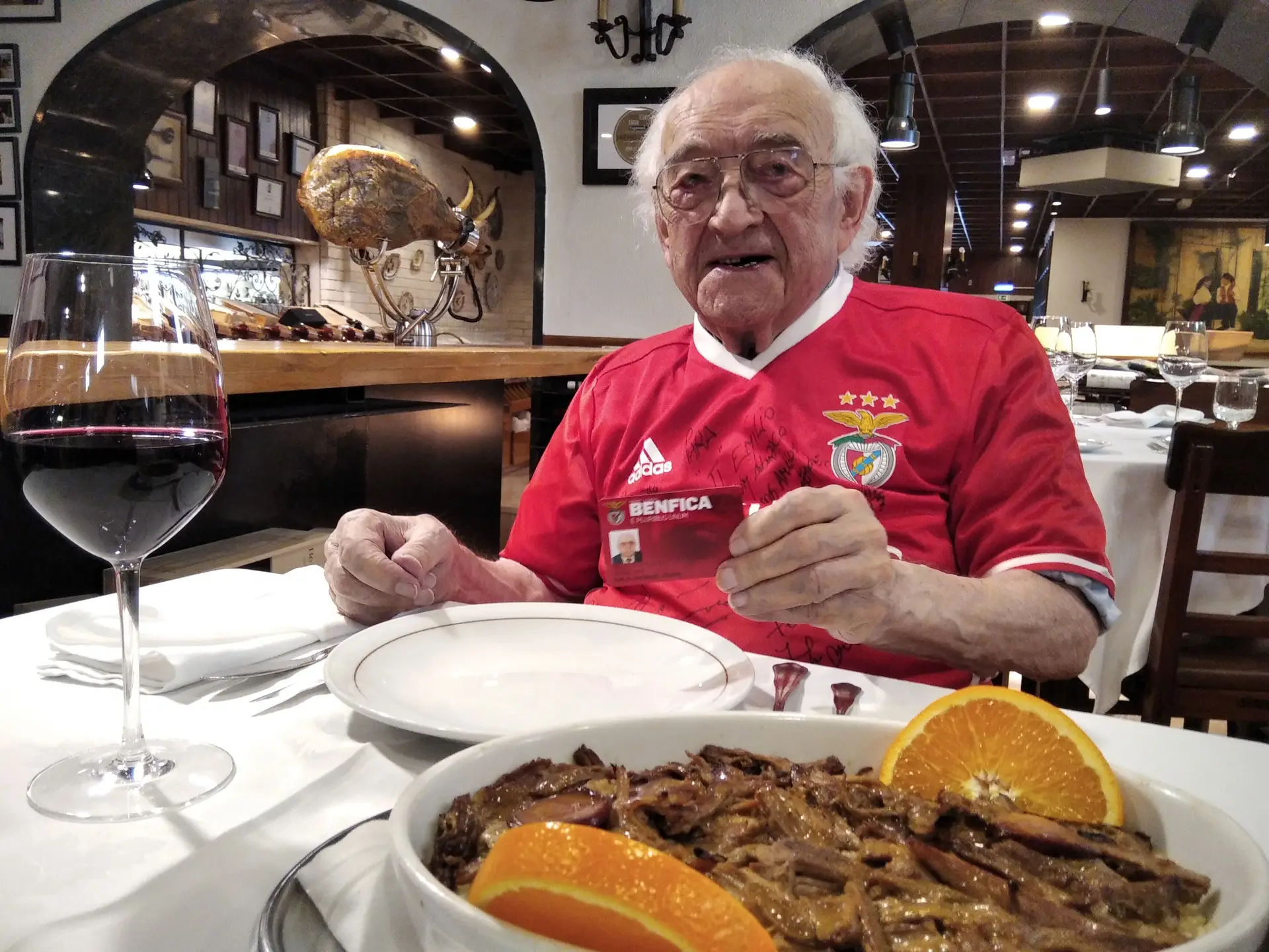Emílio Andrade a mostrar cartão de sócio do Sport Lisboa e Benfica