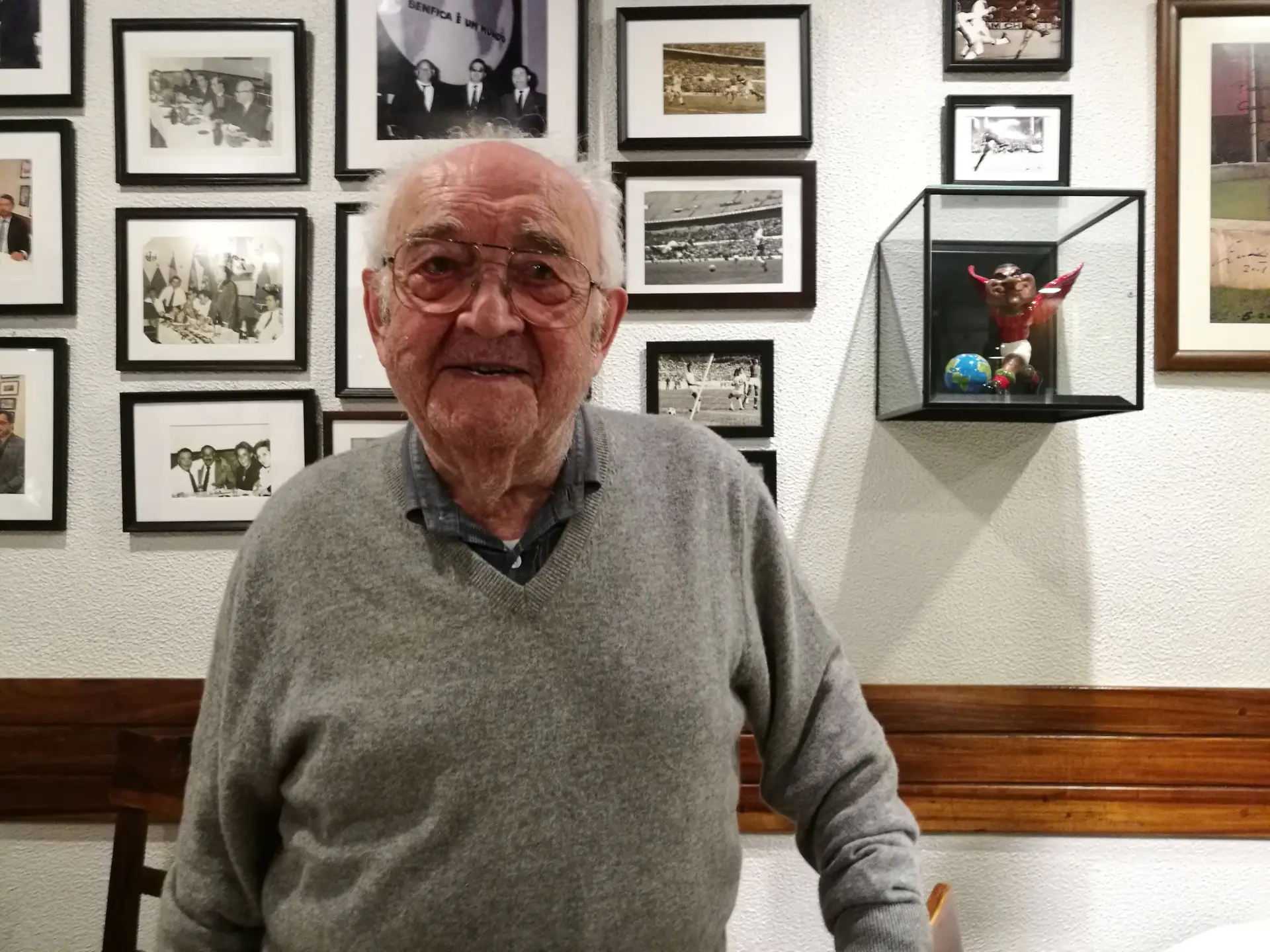 Emílio Andrade junto à mesa de Eusébio