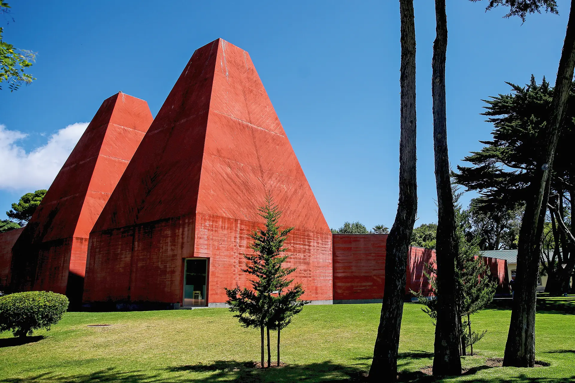 Concebido para abrigar a obra da artista, o edifício de Souto de Moura corre o risco de perder relevância