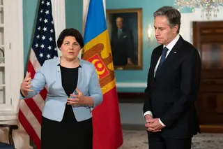O secretário de Estado norte-americano, Antony Blinken, ao lado da primeira-ministra da Moldávia, Natalia Gavrilita, numa vista desta a Washington, a q9 de julho