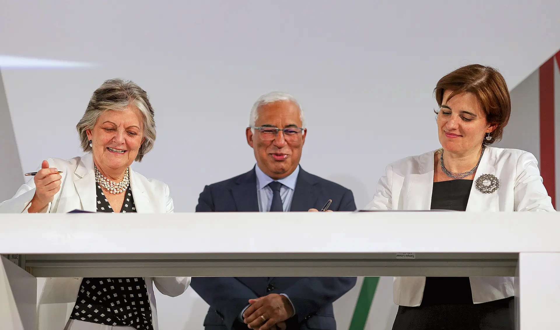 O primeiro-ministro António Costa, a ministra da Presidência Mariana Vieira da Silva que tutela os fundos europeus e a comissária europeia Elisa Ferreira (à esquerda)