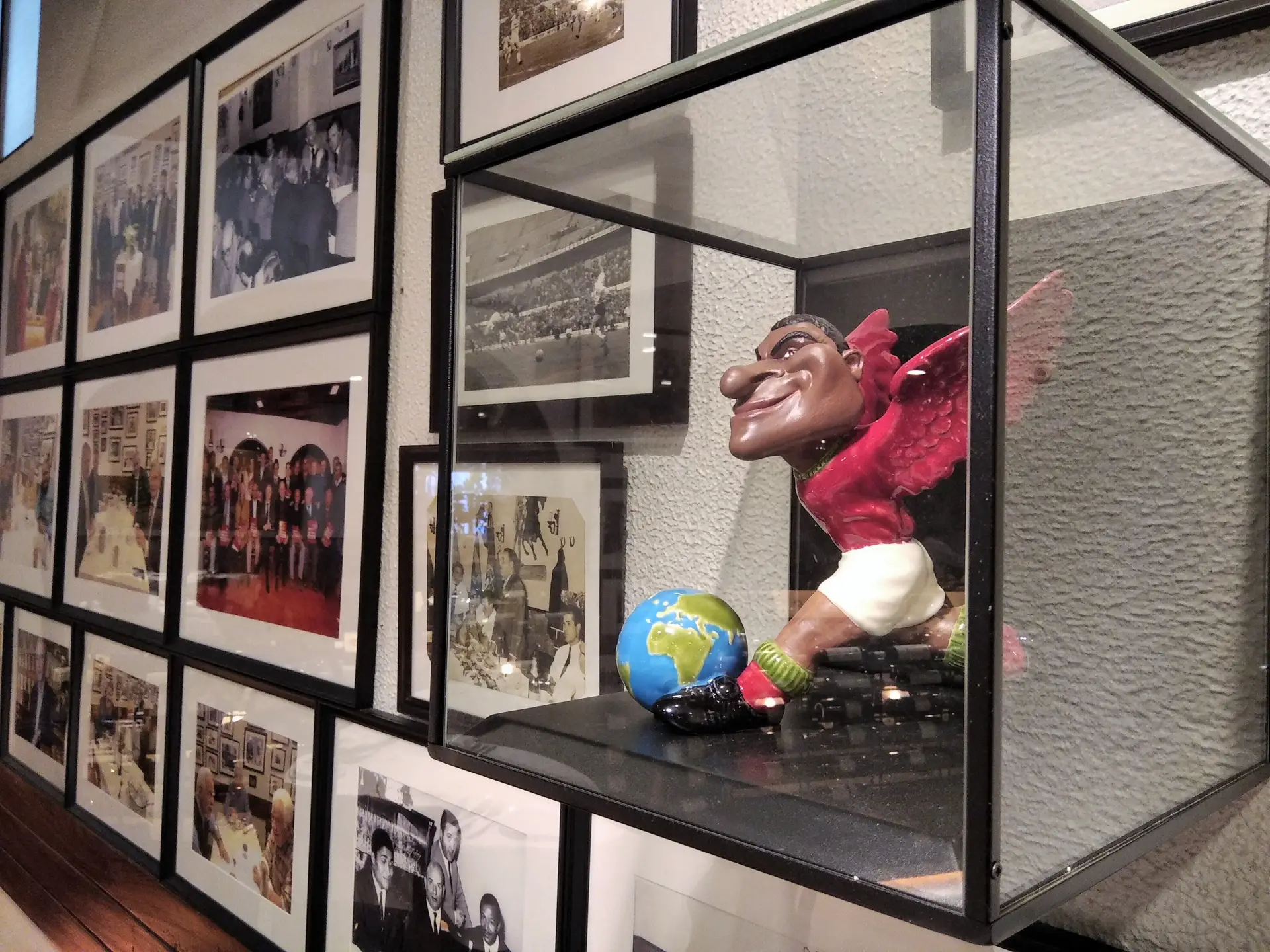 Homenagem a Eusébio nas paredes do restaurante
