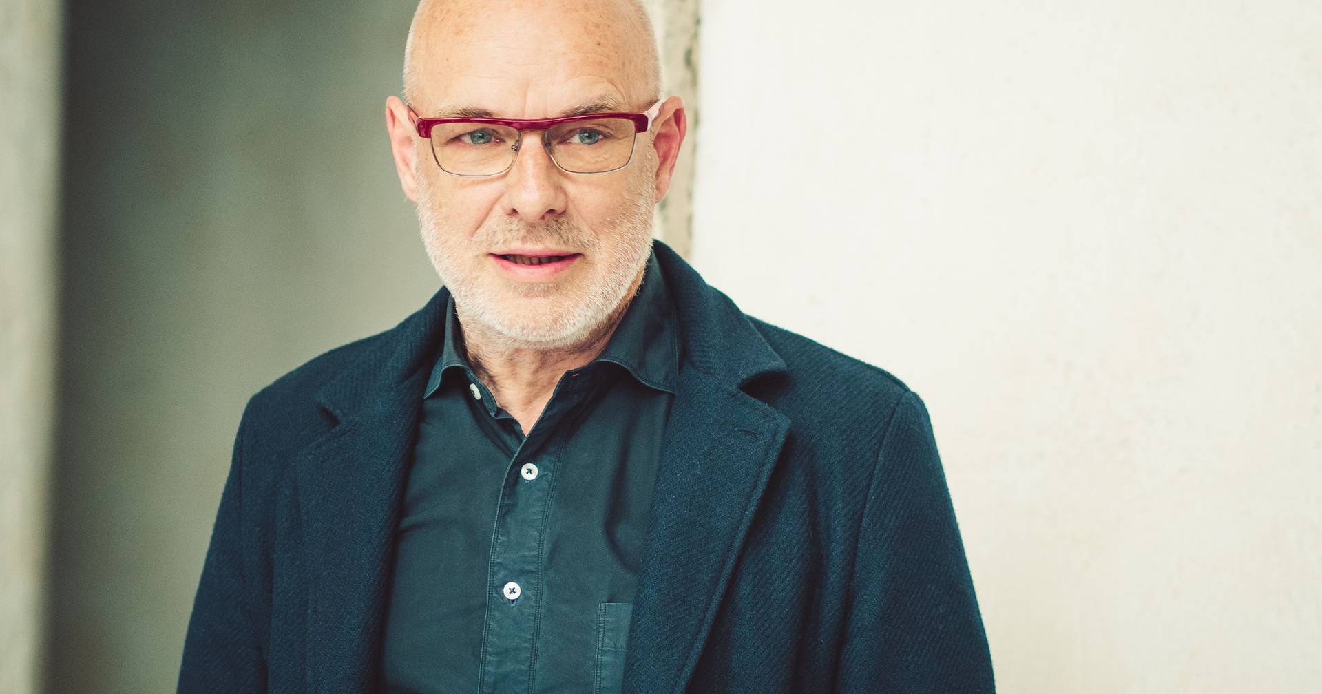 “Não em meu nome” Brian Eno critica Microsoft e vai doar o que recebeu