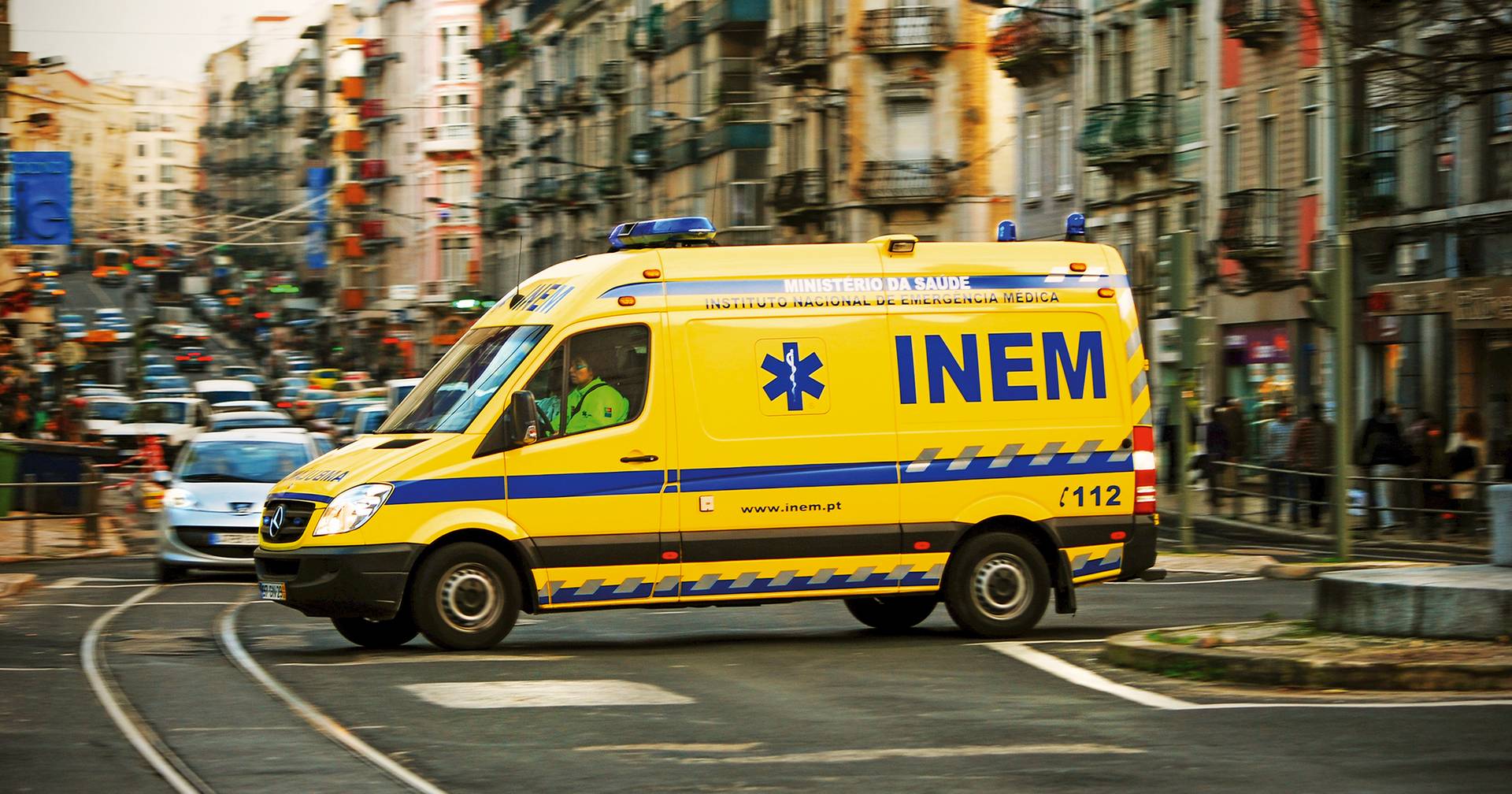 Uma em cada dez ambulâncias parada por falta de técnicos, 30% abandonaram a profissão: o que se passa, afinal, no INEM?