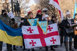 Manifestantes com bandeiras da Bielorrússia, Geórgia e Ucrânia protestam na Praça da União, em Nova Iorque, contra a interferência russa em vários países 