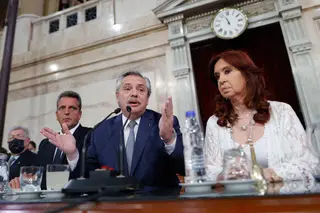 Presidente da Argentina cede todo o poder para contornar a crise e salvar o governo