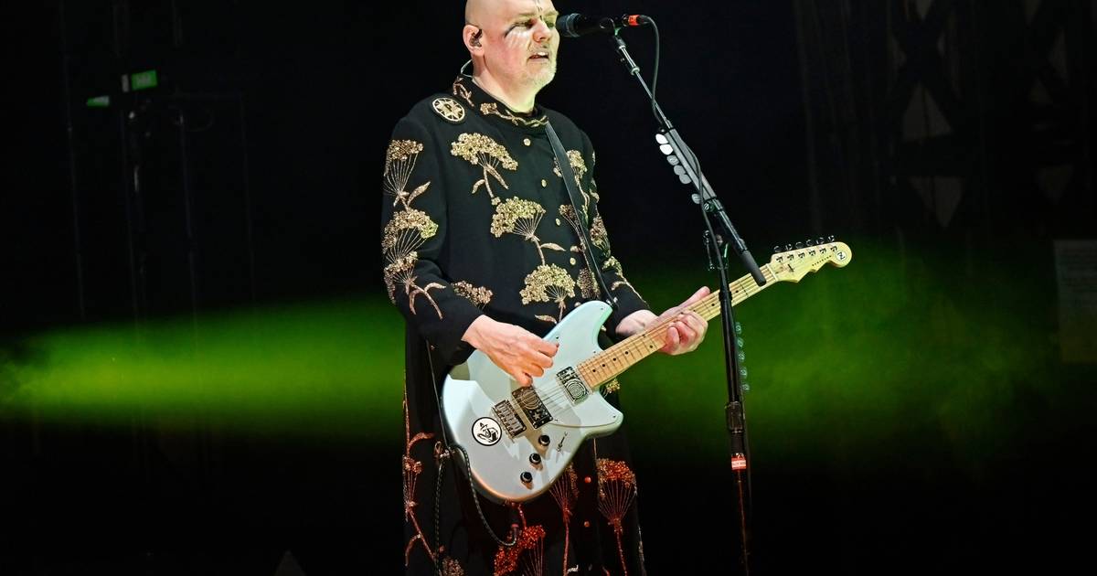 Billy Corgan 'apanhado' a comer batatas fritas durante concerto de Smashing Pumpkins