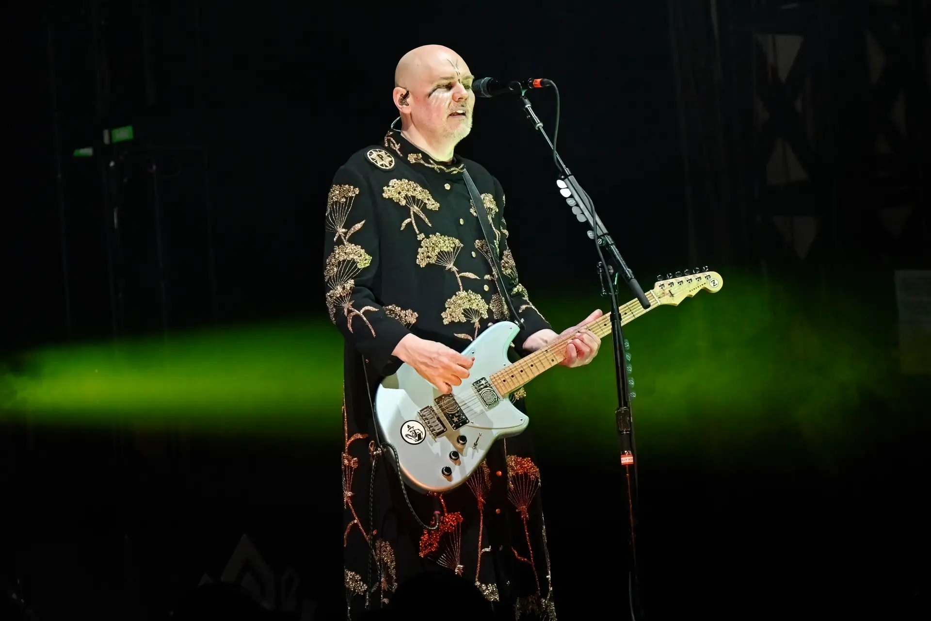Billy Corgan 'apanhado' a comer batatas fritas durante concerto de Smashing Pumpkins