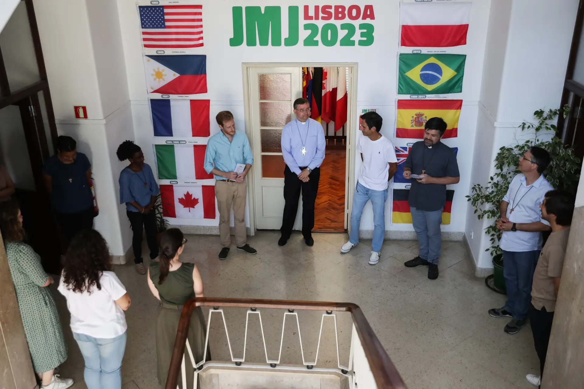 Américo Aguiar, ao centro, bispo auxiliar de Lisboa e presidente da JMJ Lisboa 2023, não esconde o entusiasmo na sede da organização da Jornada, na antiga Manutenção Militar, no Beato, em Lisboa, 28 de julho de 2022