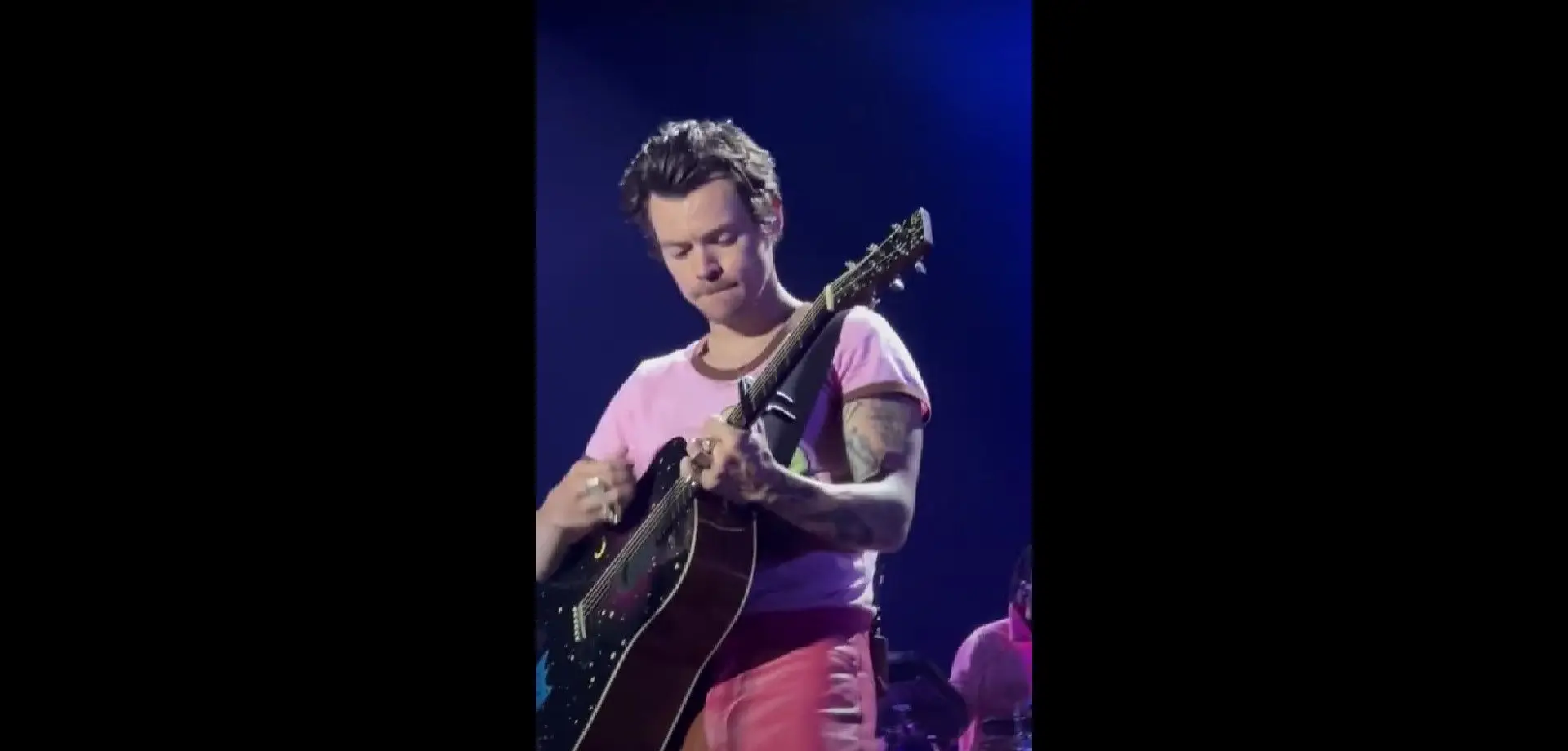 O dueto com Ellie Rowsell dos Wolf Alice, a mítica nata e a inesperada ‘Fine Line’: os vídeos do concerto de Harry Styles em Lisboa