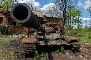 Подбитый российский танк в Бисквитном, Харьковская область