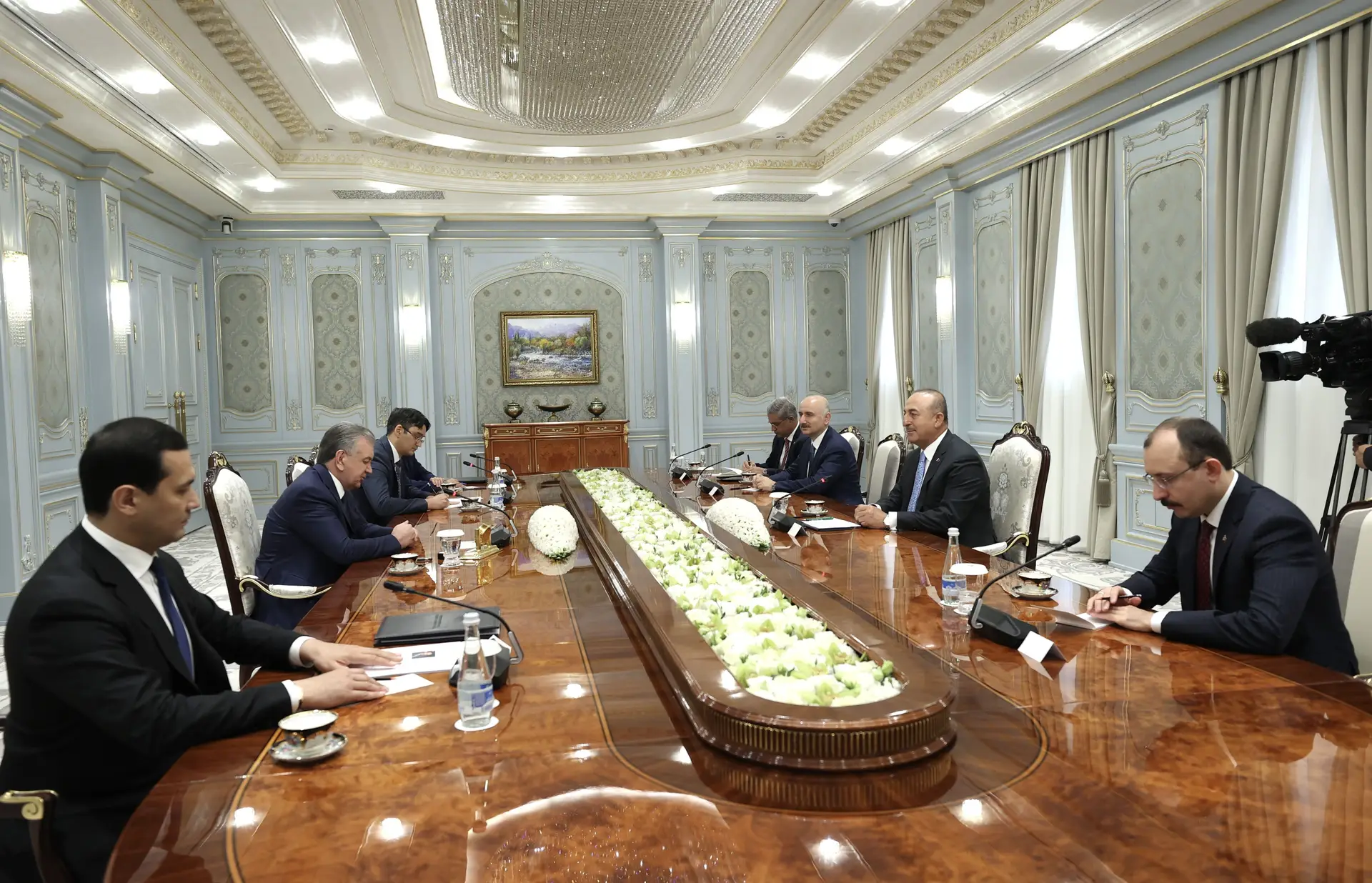O Presidente do Usbequistão, Shavkat Mirziyoyev (segundo a contar da esquerda) recebeu (da direita para a esquerda) os ministros turcos do Comércio, Mehmet Mus, dos Negócios Estrangeiros, Mevlut Cavusoglu, e dos Transportes, Adil Karaismailoglu