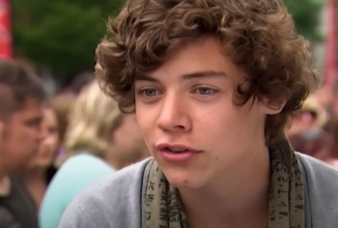 Revelado vídeo inédito da audição de Harry Styles no “X Factor” em 2010: “A  minha mãe sempre me disse que eu cantava bem” - Expresso