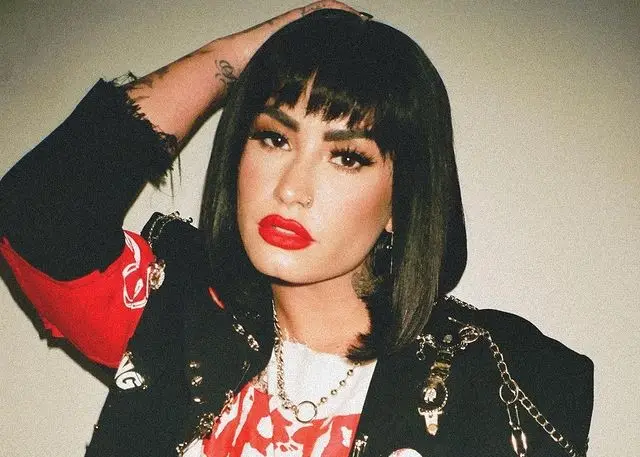 Demi Lovato voltou a usar os pronomes ‘ela’ e ‘dela’: “Tenho-me sentido mais feminina outra vez”