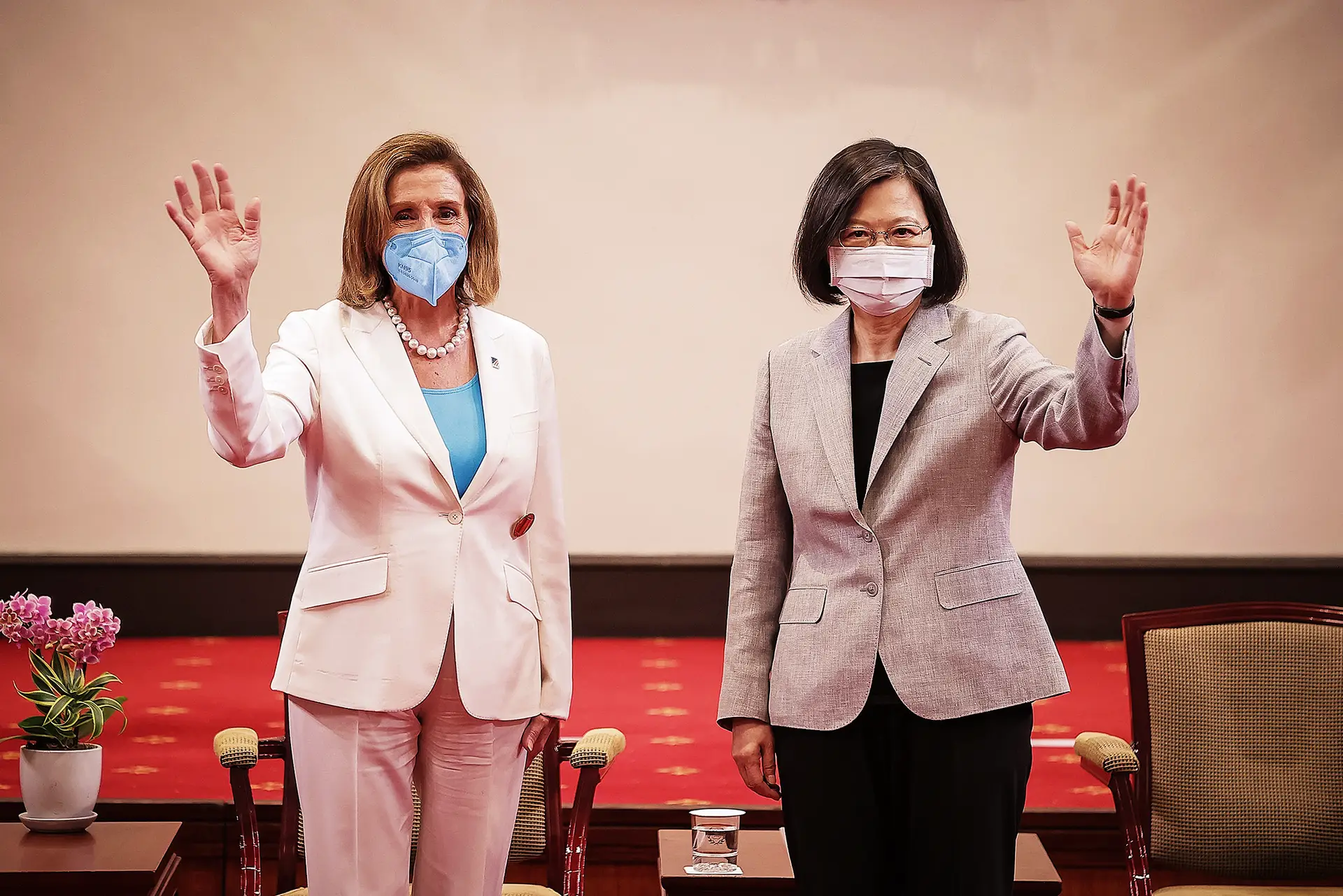 Nancy Pelosi encontrou-se em Taipé com a Presidente taiwanesa, Tsai Ing-wen, que a condecorou