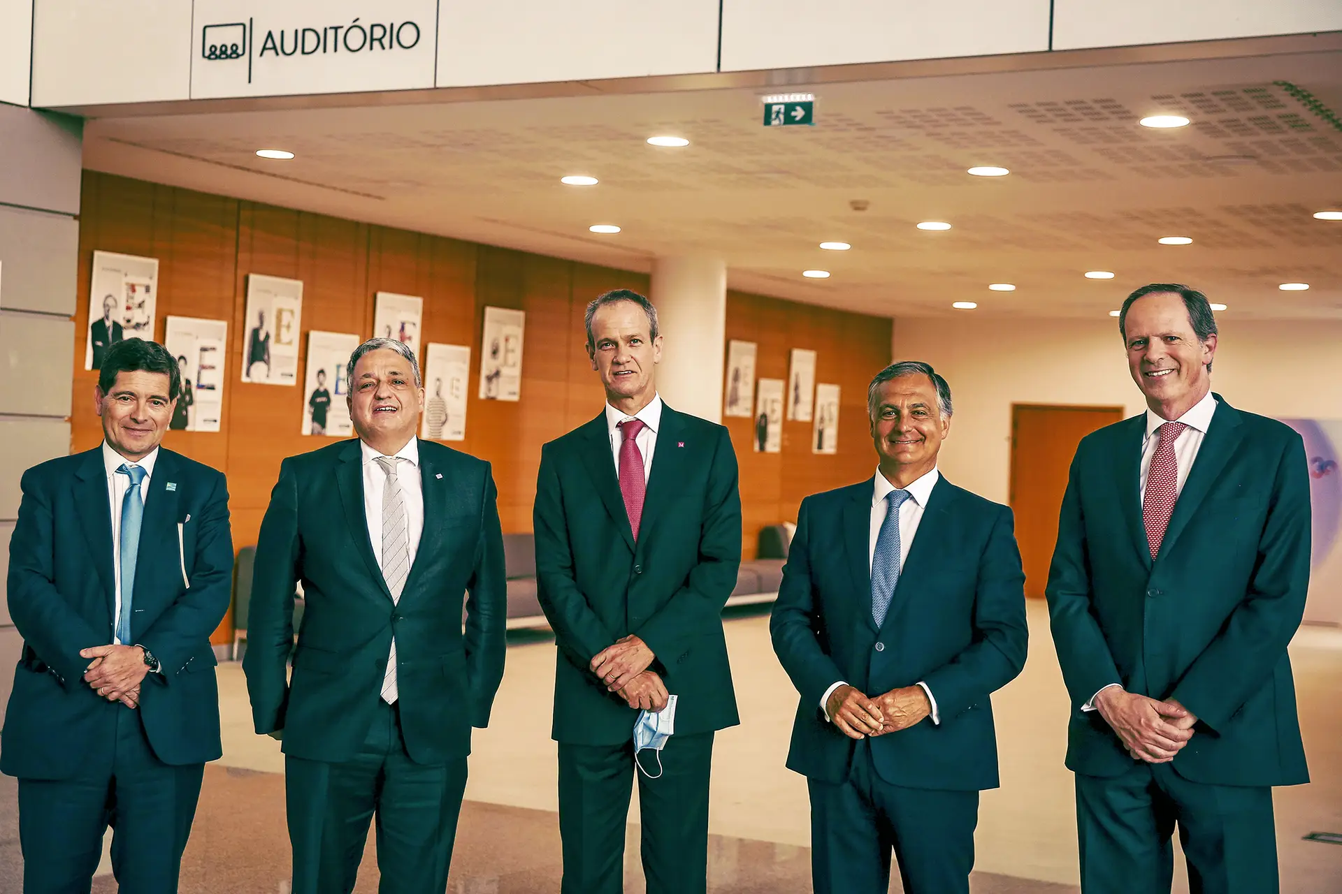 Os banqueiros portugueses tiveram motivos para sorrir com as contas do primeiro semestre: António Ramalho, agora de saída do Novo Banco; Paulo Macedo, CGD; Miguel Maya, BCP; João Oliveira e Costa, Banco BPI; e Pedro Castro e Almeida, Santander Portugal