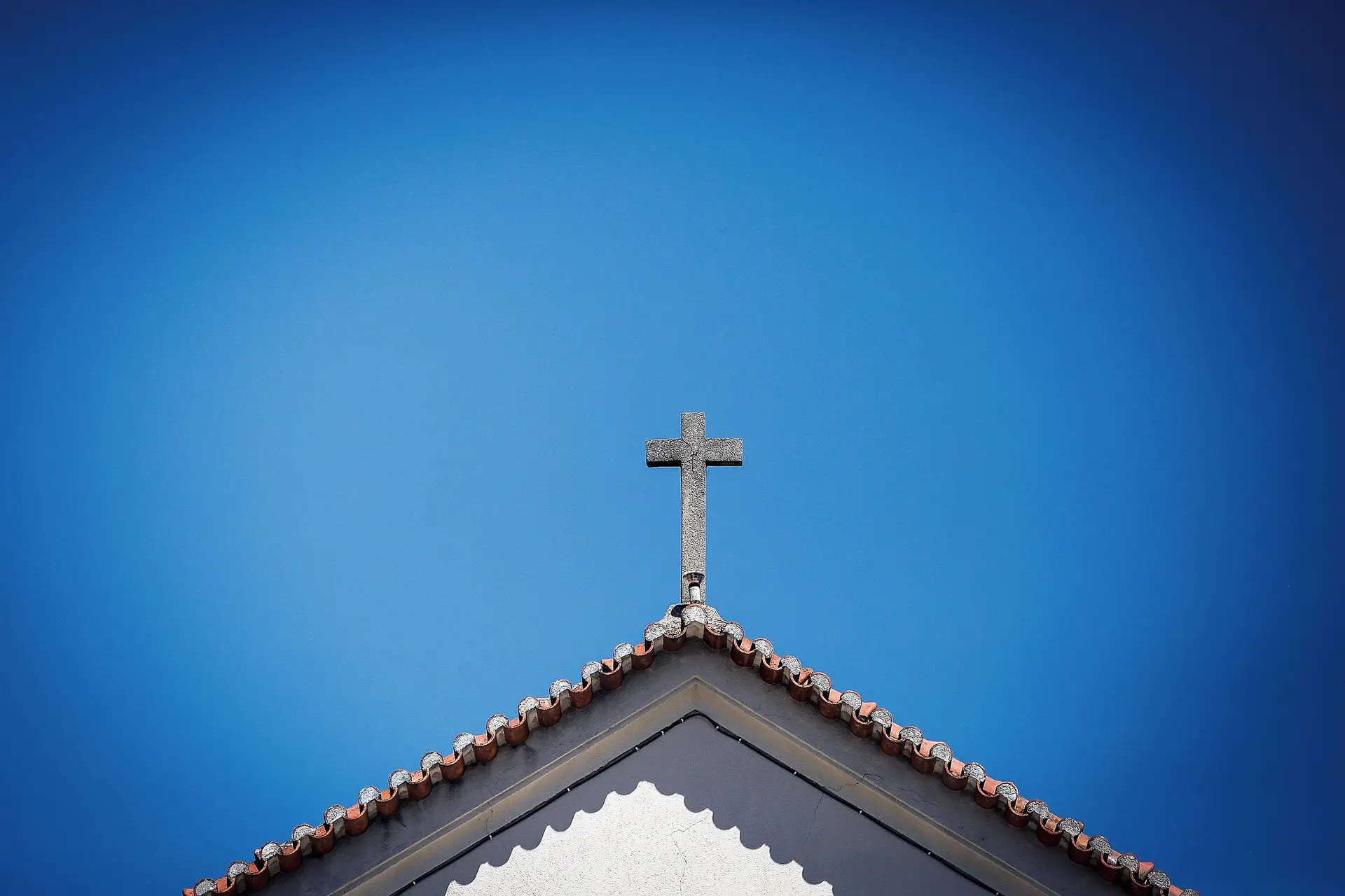 Padre de Guimarães abandona funções por ter abusado da irmã menor