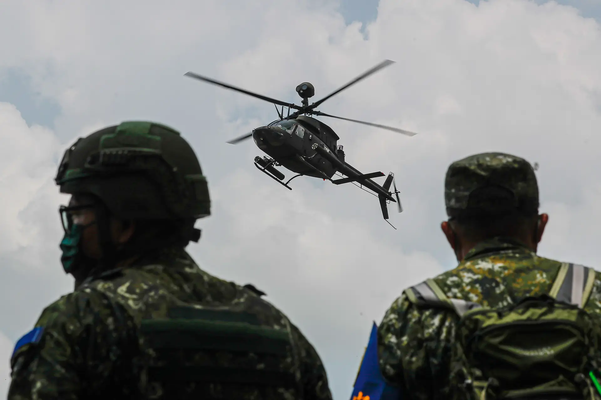 Helicóptero faz manobras de aproximação ao solo durante exercício militar, em Taiwan