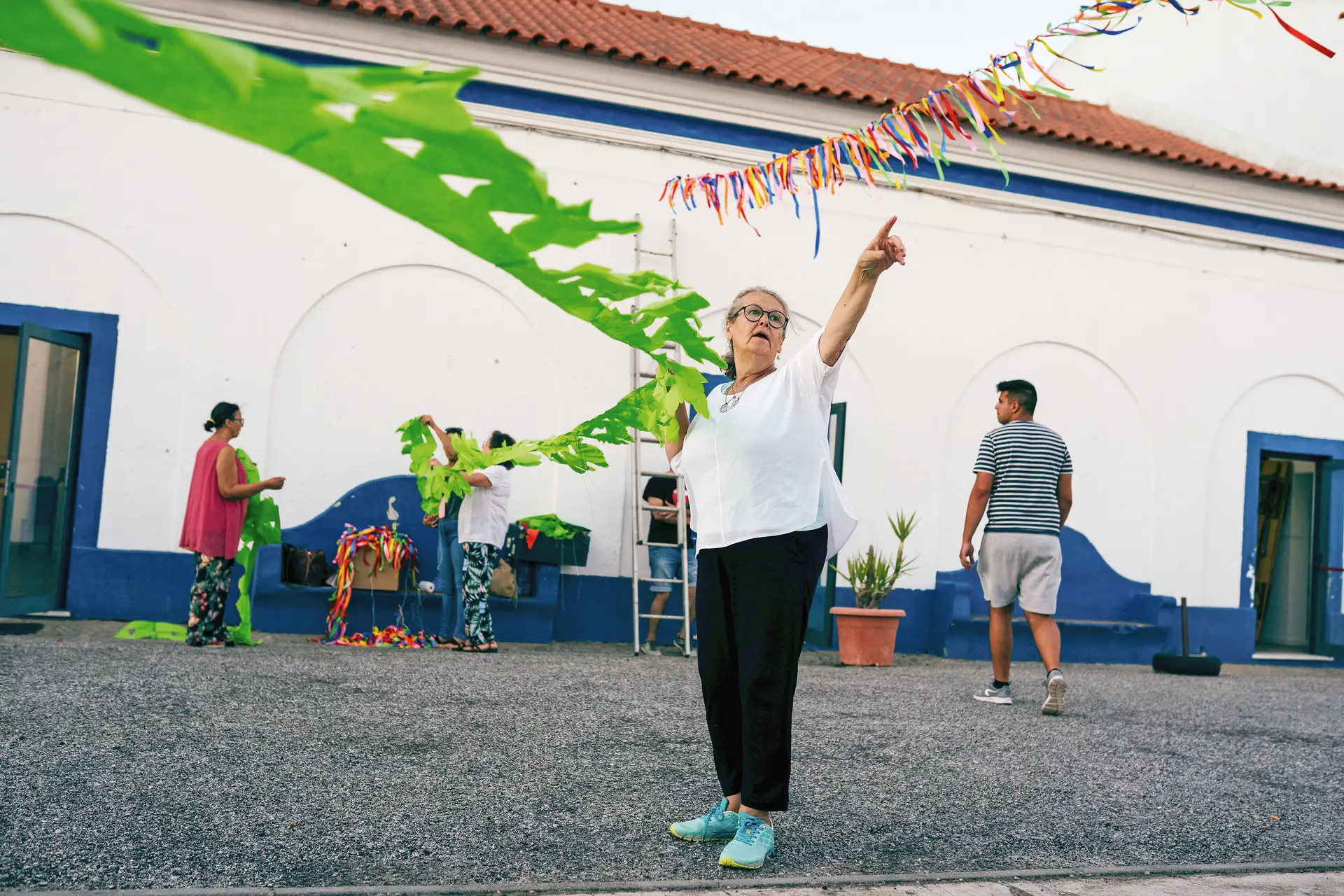 Isaura é figura assídua nos preparativos das festas de verão da Casa do Povo de Canaviais, mas pendurar fitas é apenas o primeiro passo de uma noite longa, com muito para montar
