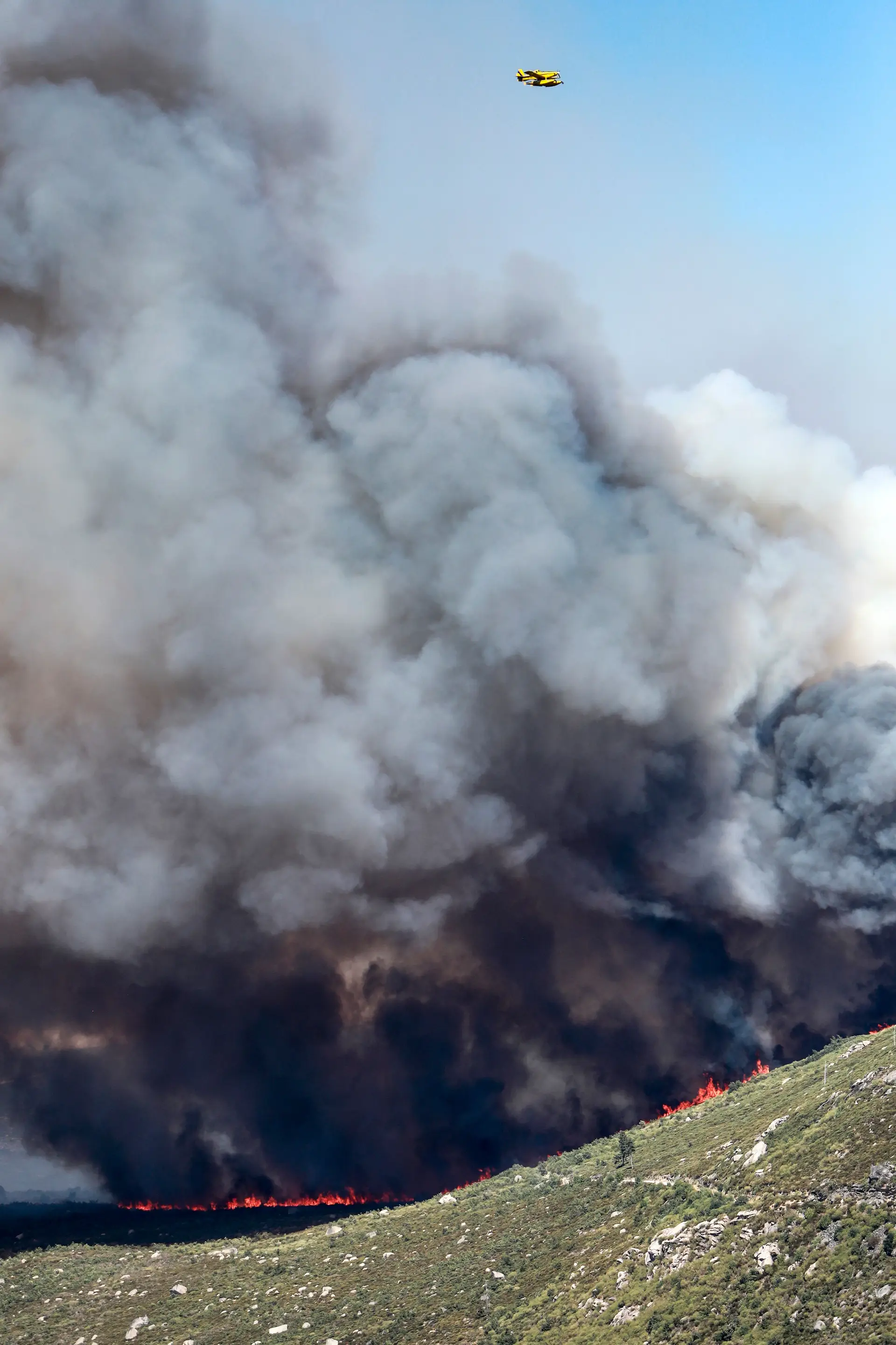 Covilhã: Incêndio que deflagrou em Garrocho obrigou ao corte da Estrada Nacional 338, que faz a ligação entre Piornos e Manteigas