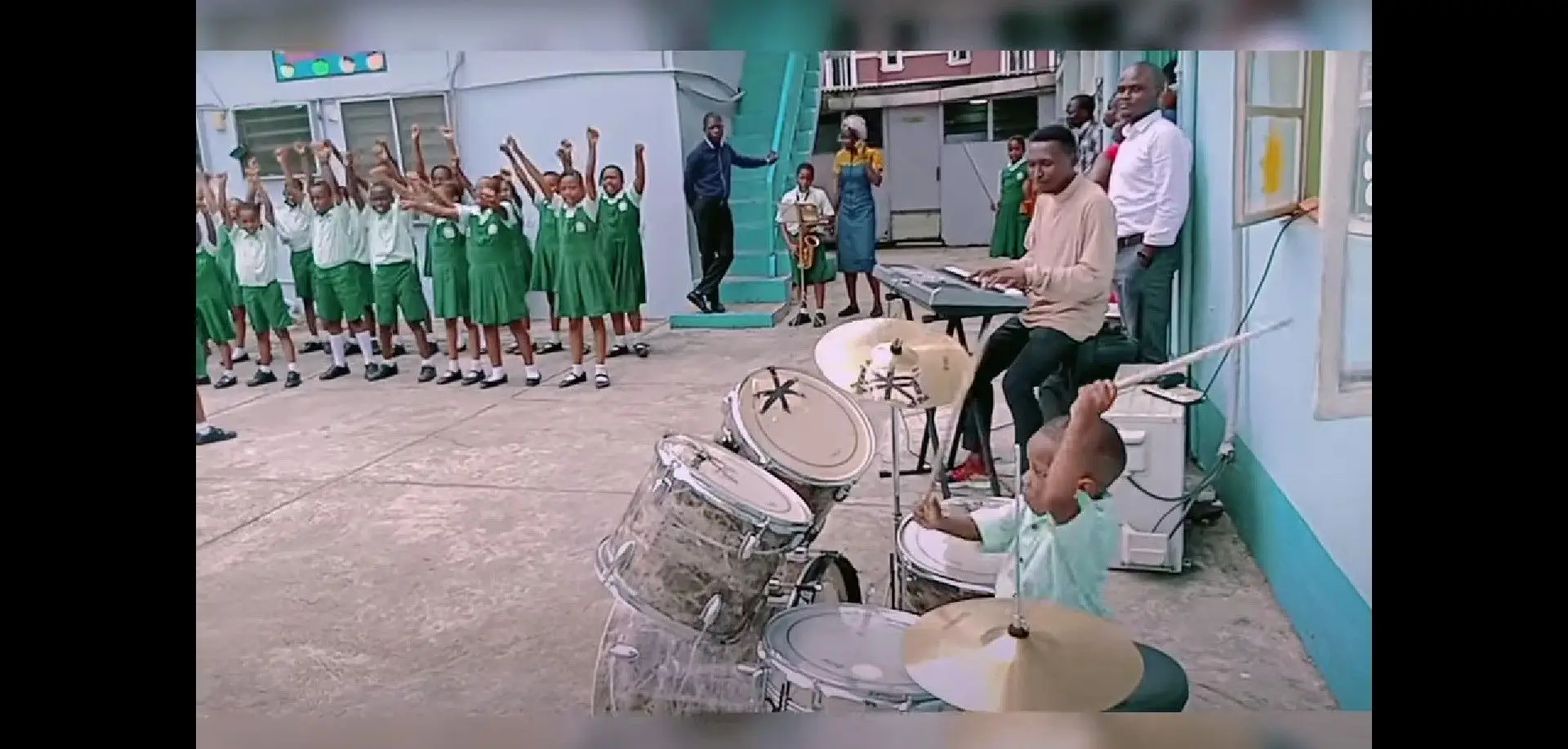 Será o melhor baterista sub-18 do mundo um menino de três anos?