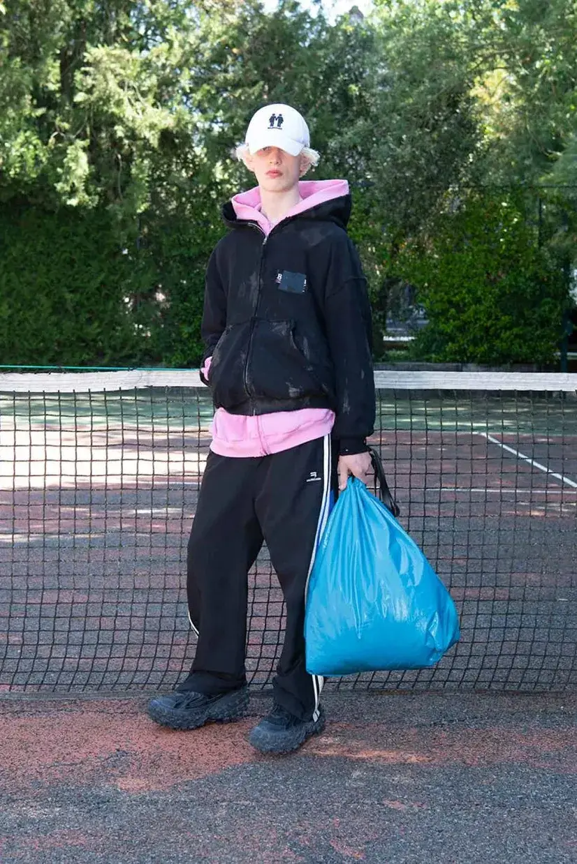 Balenciaga põe à venda mala "inspirada" em saco do lixo por mais de €1700