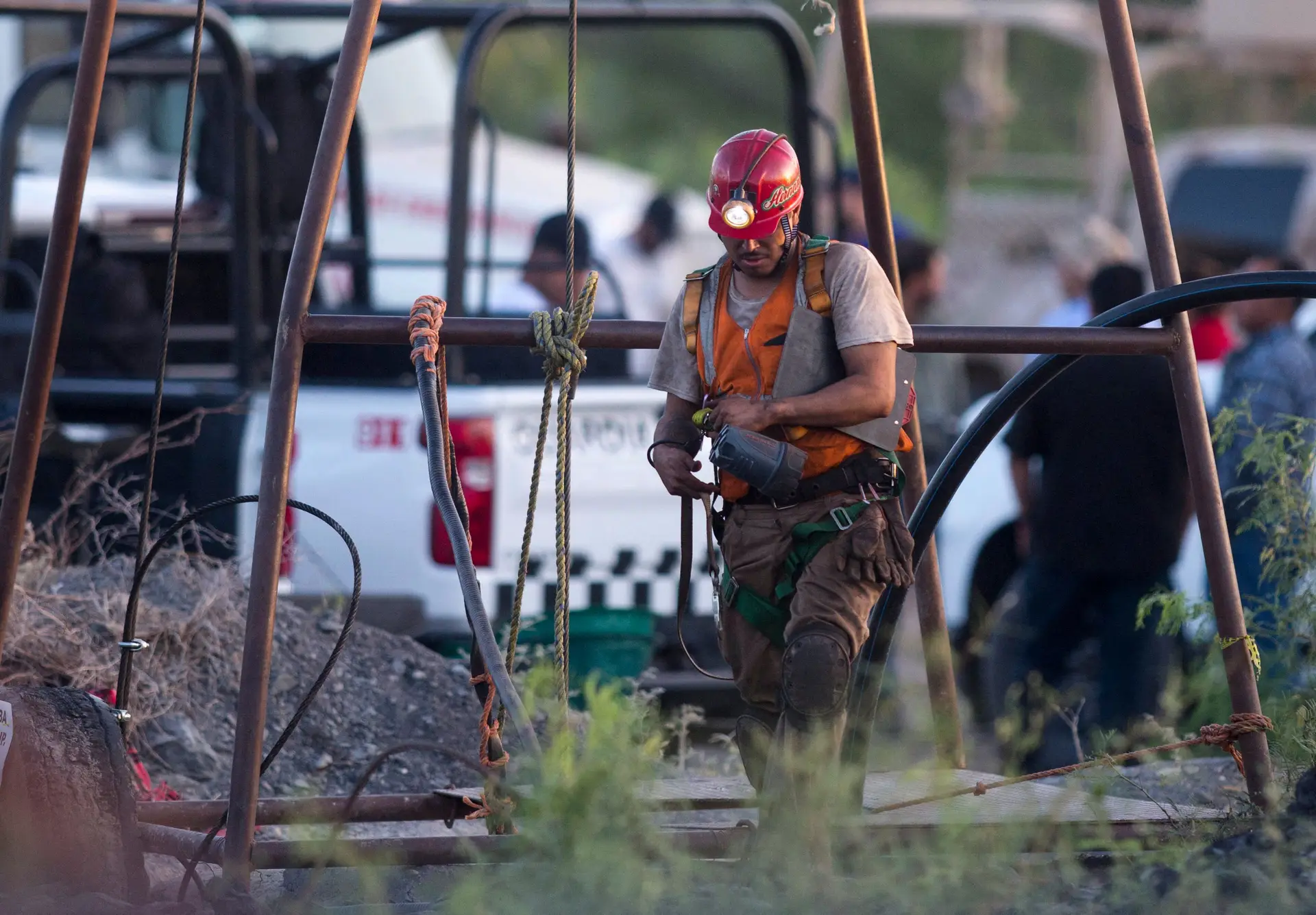 México envia drone aquático para salvar 10 mineiros retidos em mina de carvão