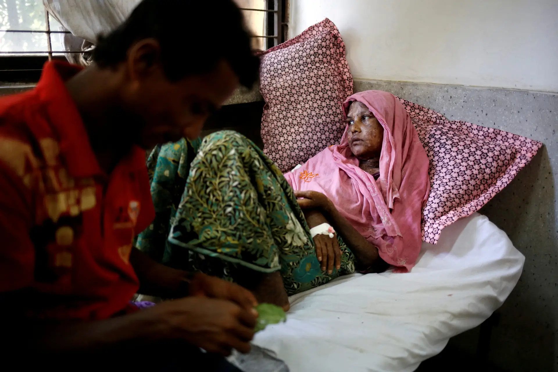 Shaheda, 40 anos, afirma que o seu corpo ficou queimado na sequência dum incêndio na sua casa, provocado por soldados em Myanmar