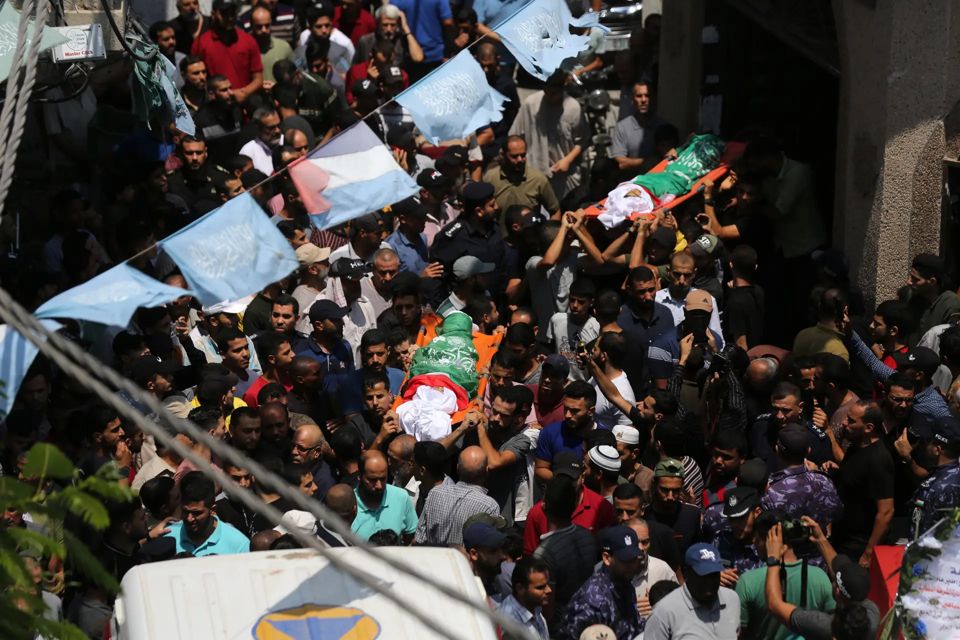 Os funerais arrastam toda a população de Gaza à rua