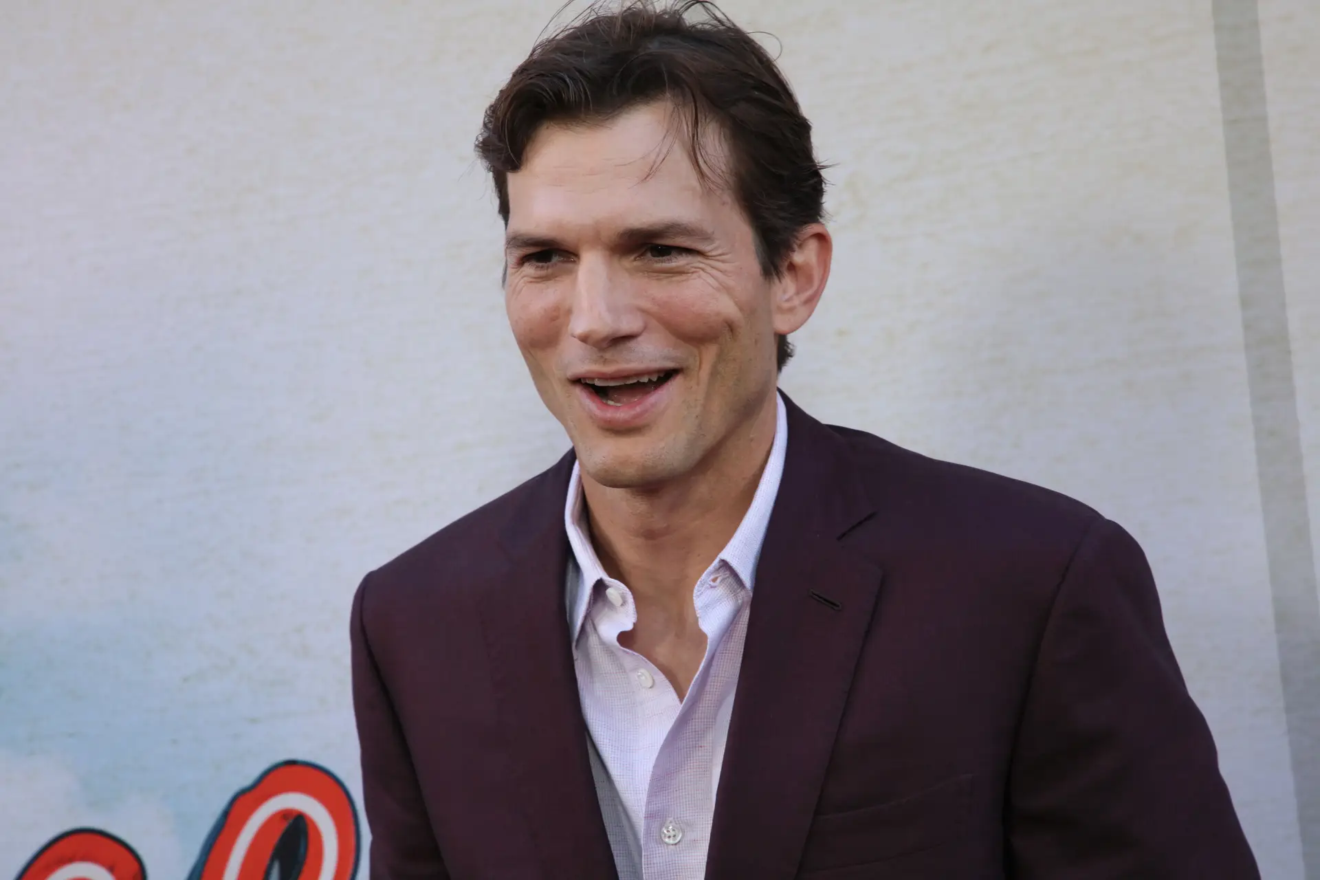 Ashton Kutcher revela batalha contra doença que o deixou sem ver, ouvir e andar: “Tenho a sorte de ainda estar vivo”