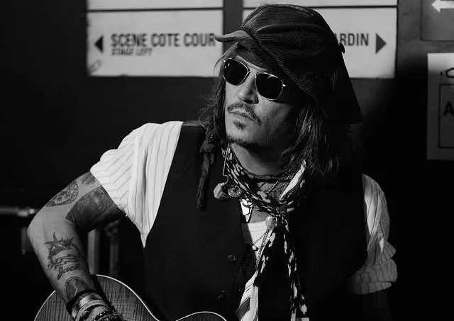 Johnny Depp assina novo contrato milionário com a Dior
