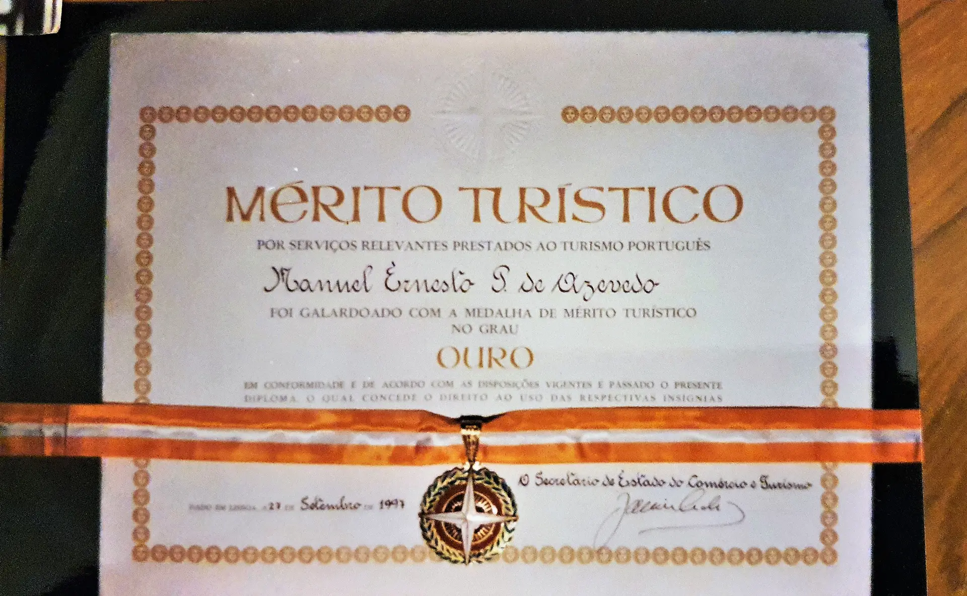 Distinção de Mérito Turístico atribuída a Ernesto Azevedo em 1997