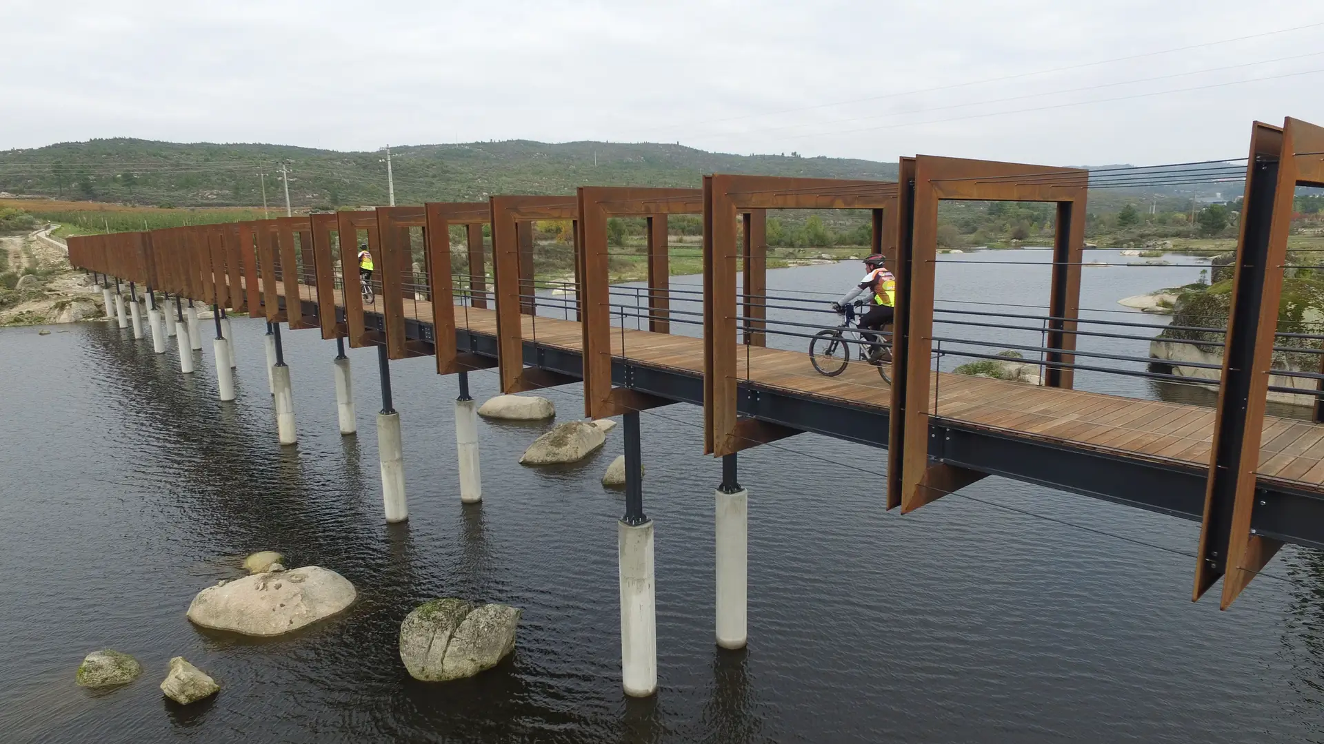 Sobre o rio Távora, estes fotogénicos passadiços percorrem-se a pé ou de bicicleta