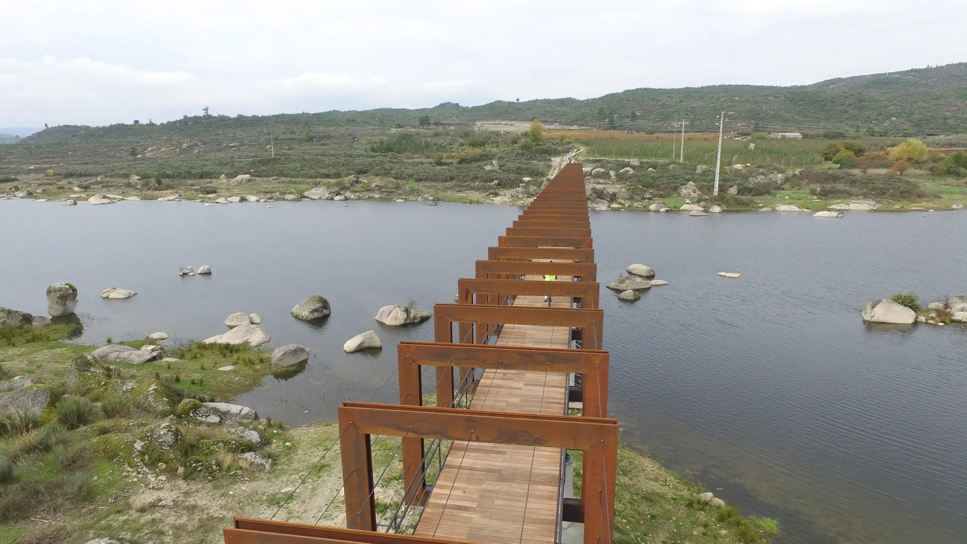 Sobre o rio Távora, estes fotogénicos passadiços percorrem-se a pé ou de bicicleta