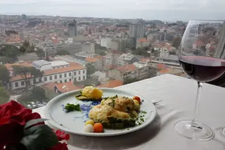 Almoço com vista no Restaurante Portucale