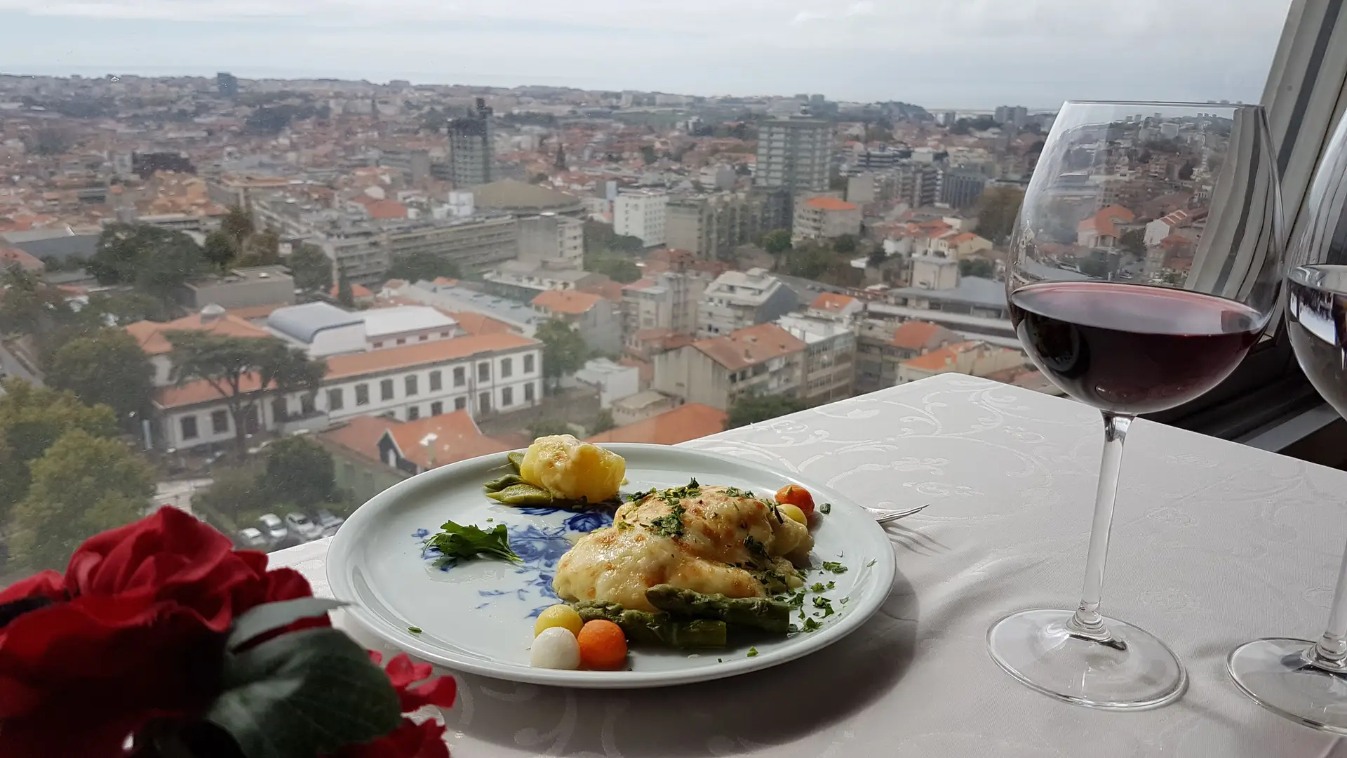 Almoço com vista no Restaurante Portucale