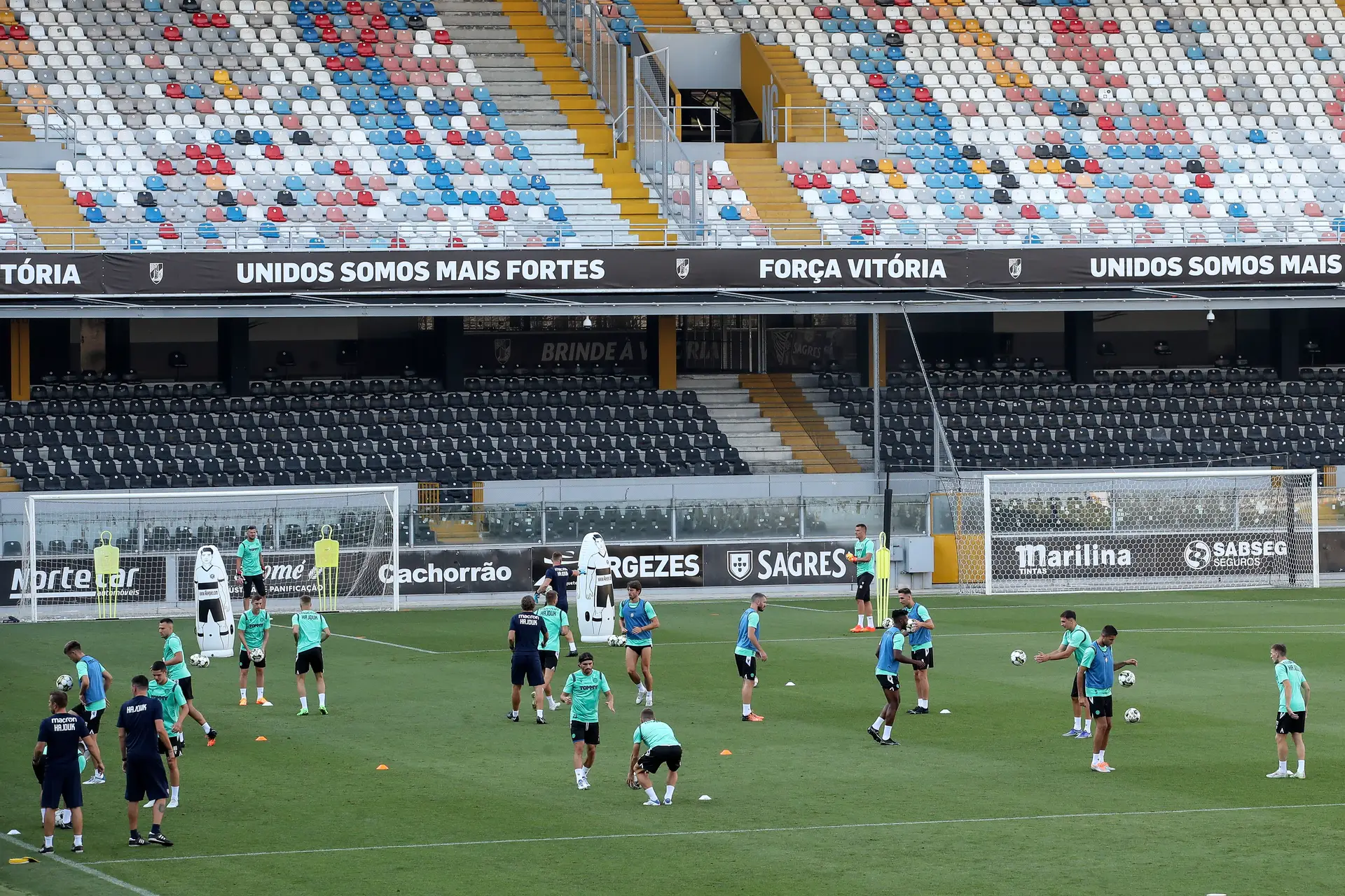 O Hajduk Split em treinos no estádio de Guimarães